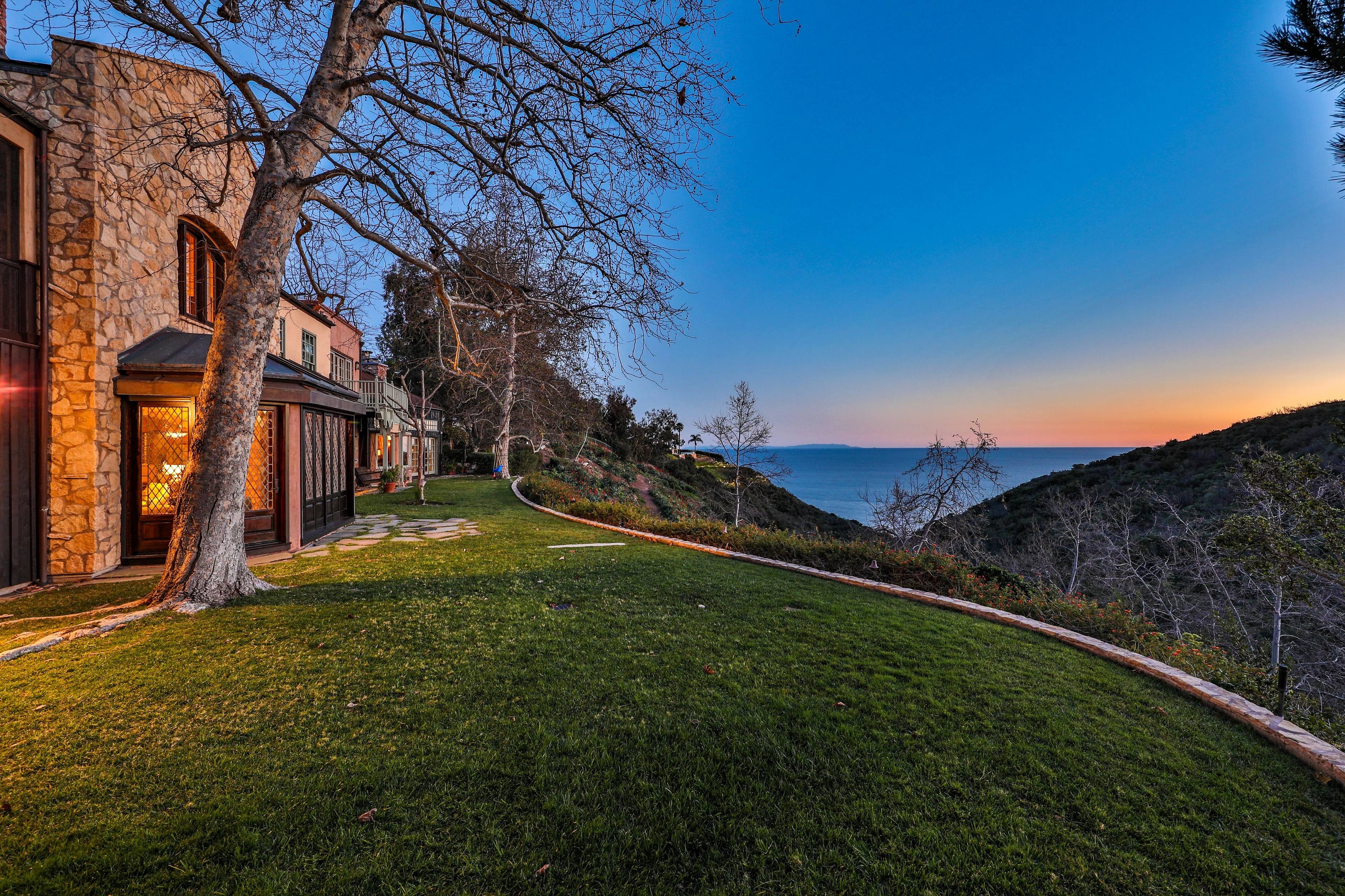 EXCLUSIVE: This is Mad Max star Mel Gibsons £12million California mansion Meghan Markle and Prince Harry are reportedly linked to sale of. The Malibu Mansion which Mel purchased in 2008 from X files star David Duchovny.