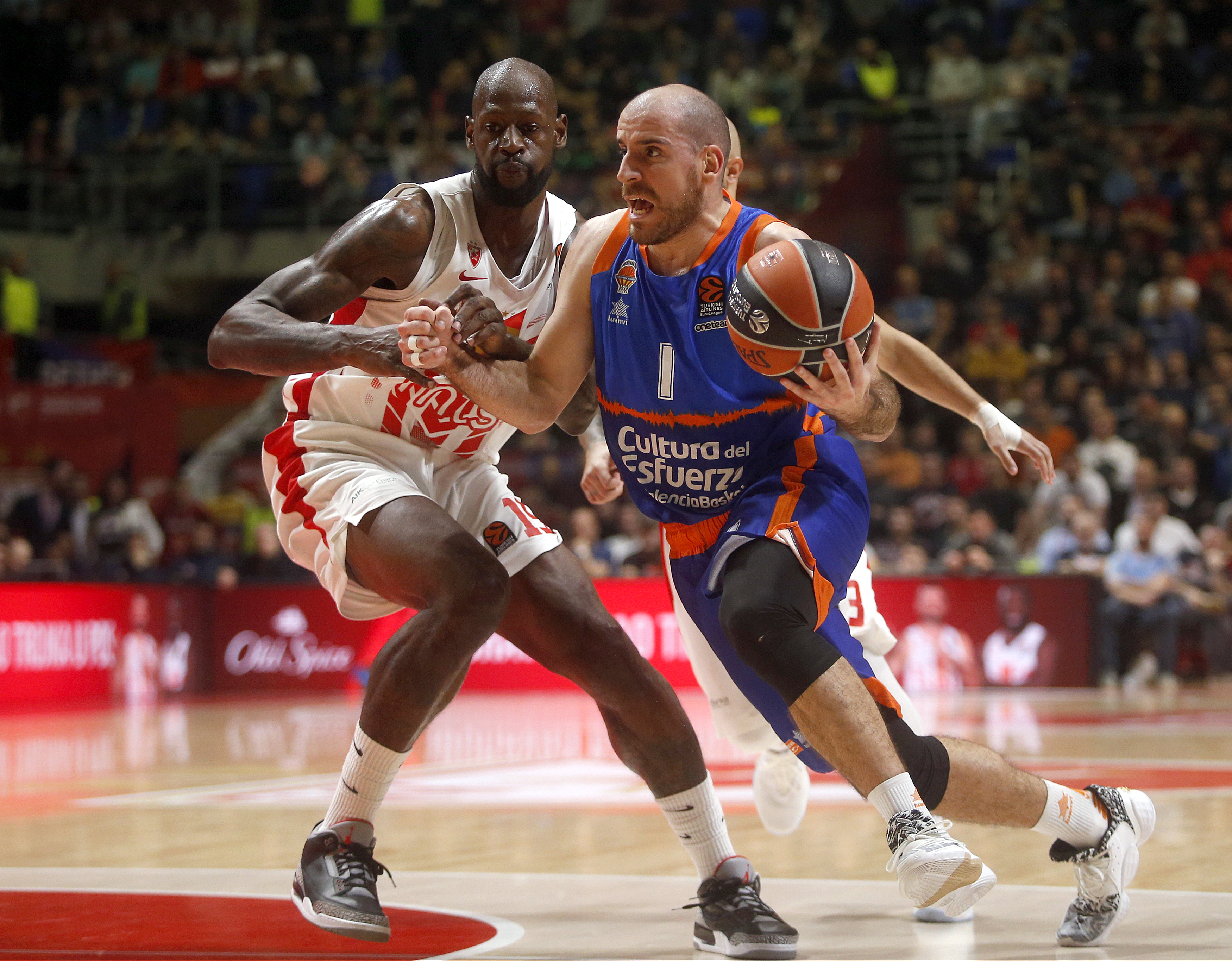 epa08031674 Valencia's Quino Colom (R) in action against Red Star's James Gist (L) during the Euroleague basketball match between Red Star and Valencia Basket in Belgrade, Serbia, 28 November 2019.  EPA-EFE/NOVAK DJUROVIC