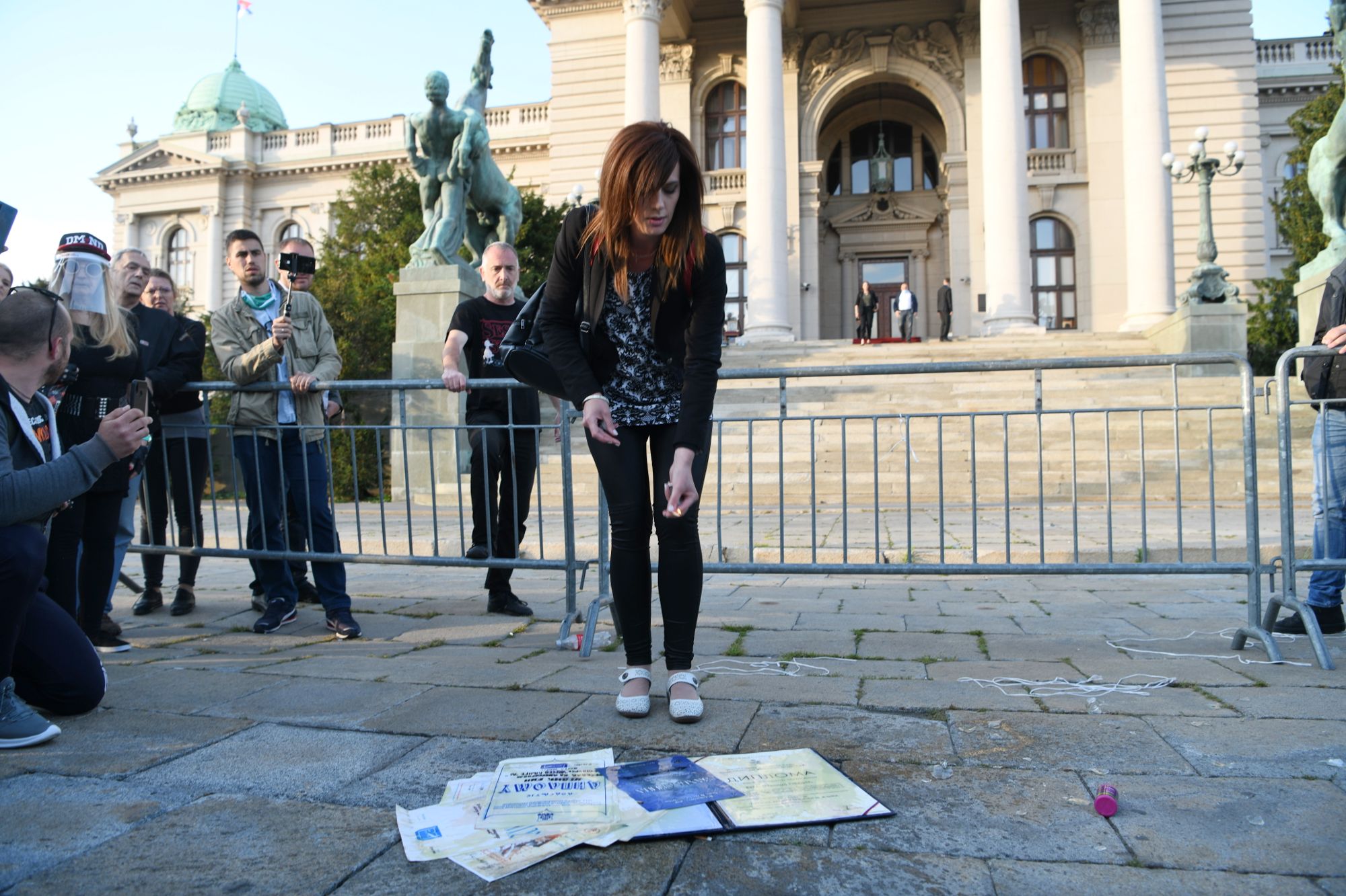 Beograd 12.05.2020. Paljenje diploma ispred Skupštine Srbije  Profesorka srpskog jezika iz Novog Sada, Ena Nedić spalila je u znak protesta svoju fakultetsku diplomu. Ispred Doma Narodne skupštine Foto:Filip Krainčanić/Nova.rs
