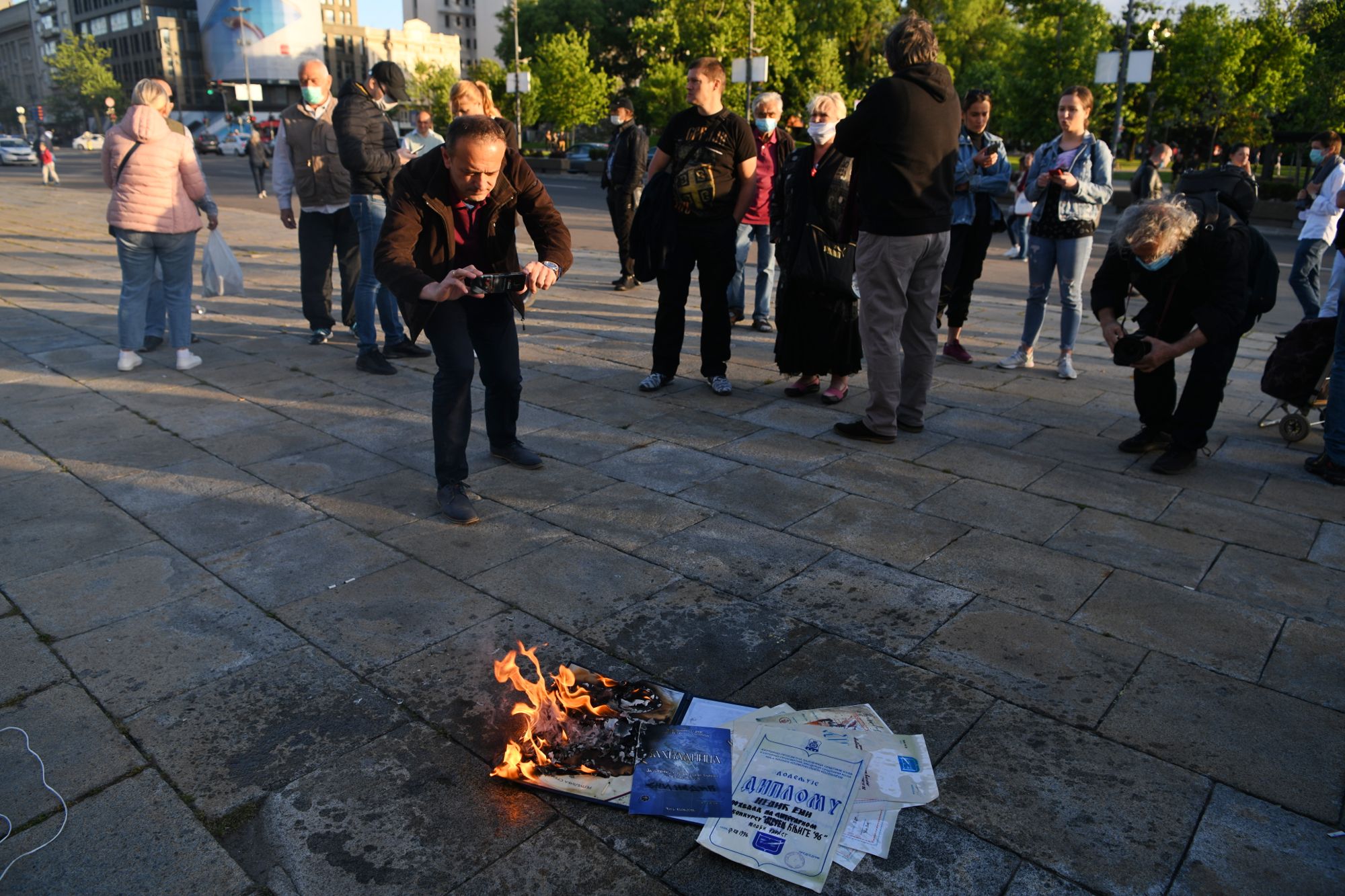 Beograd 12.05.2020. Paljenje diploma ispred Skupštine Srbije  Foto:Filip Krainčanić/Nova.rs