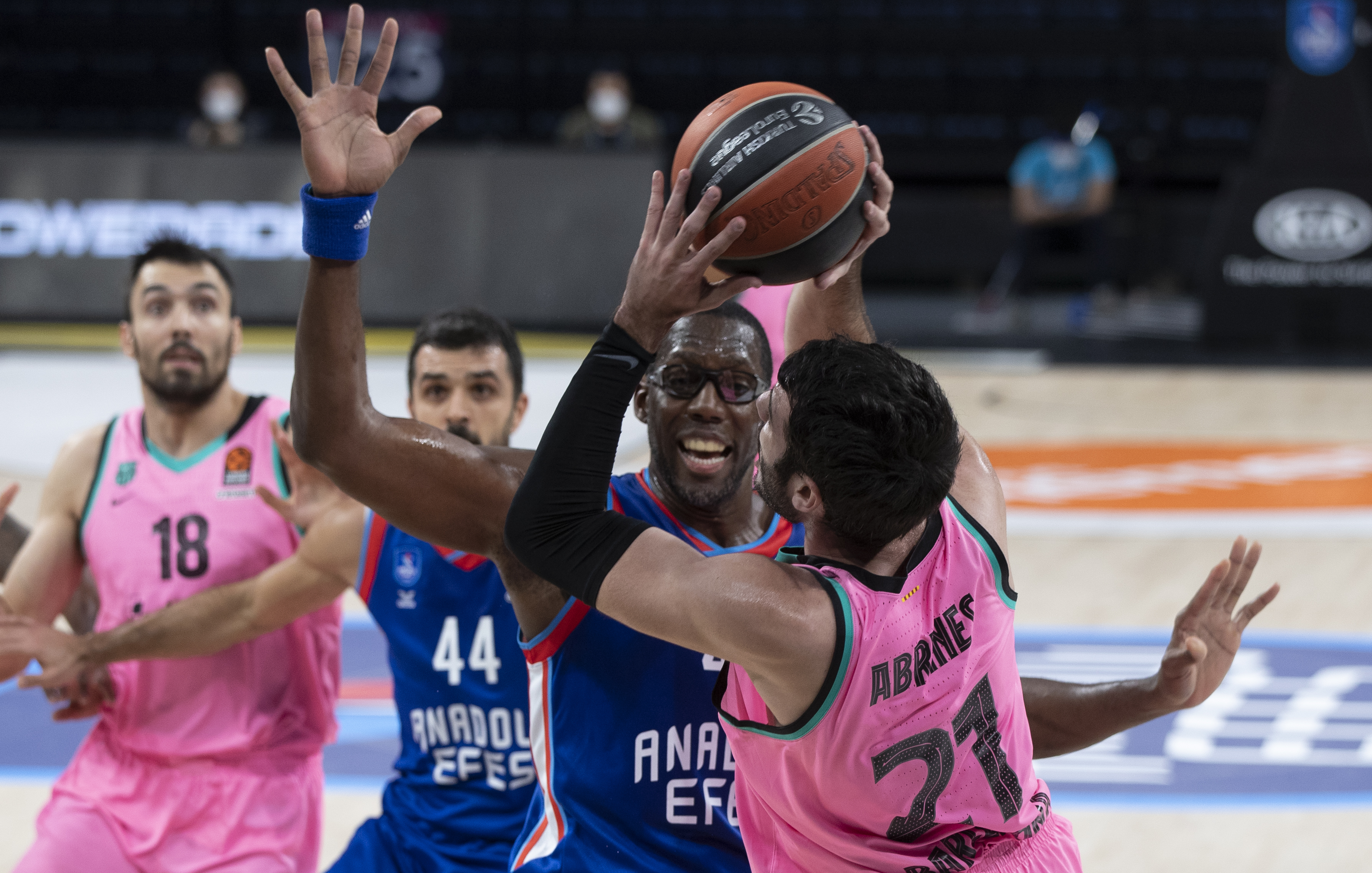 epa08899893 Barcelona's Alex Abrines (R) in action against Anadolu Efes' Bryant Dunston (2-R) during the Euroleague basketball match between Anadolu Efes and Barcelona in Istanbul, Turkey, 22 December 2020.  EPA-EFE/TOLGA BOZOGLU