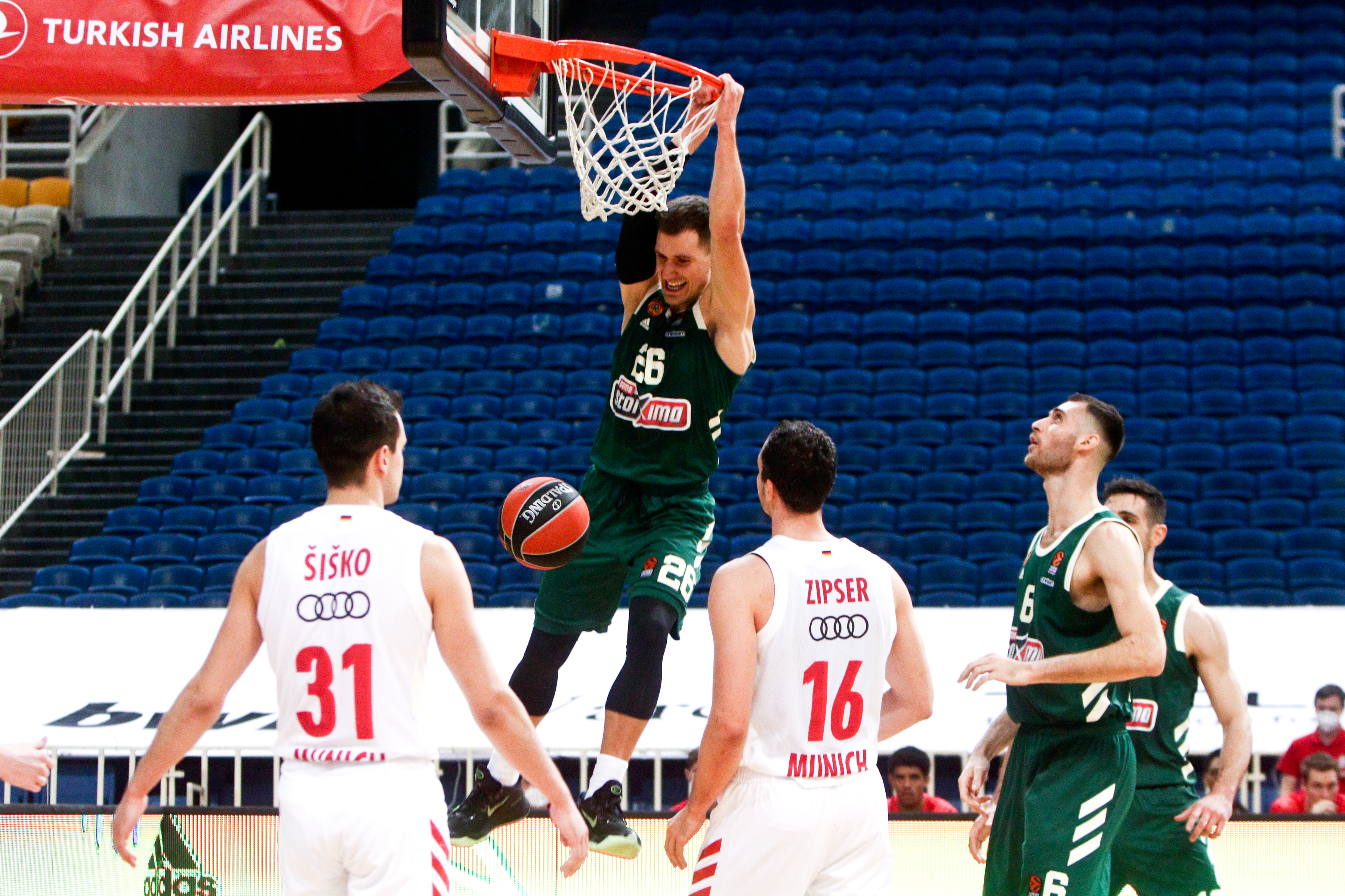 epa08847226 Nemanja Nedovic of Panathinaikos (C) in action during the Eurolague basketball match between Panathinaikos OPAP Athens and Bayern Munich at the OAKA Stadium in Athens, Greece, 27 November 2020.  EPA-EFE/GEORGIA PANAGOPOULOU
