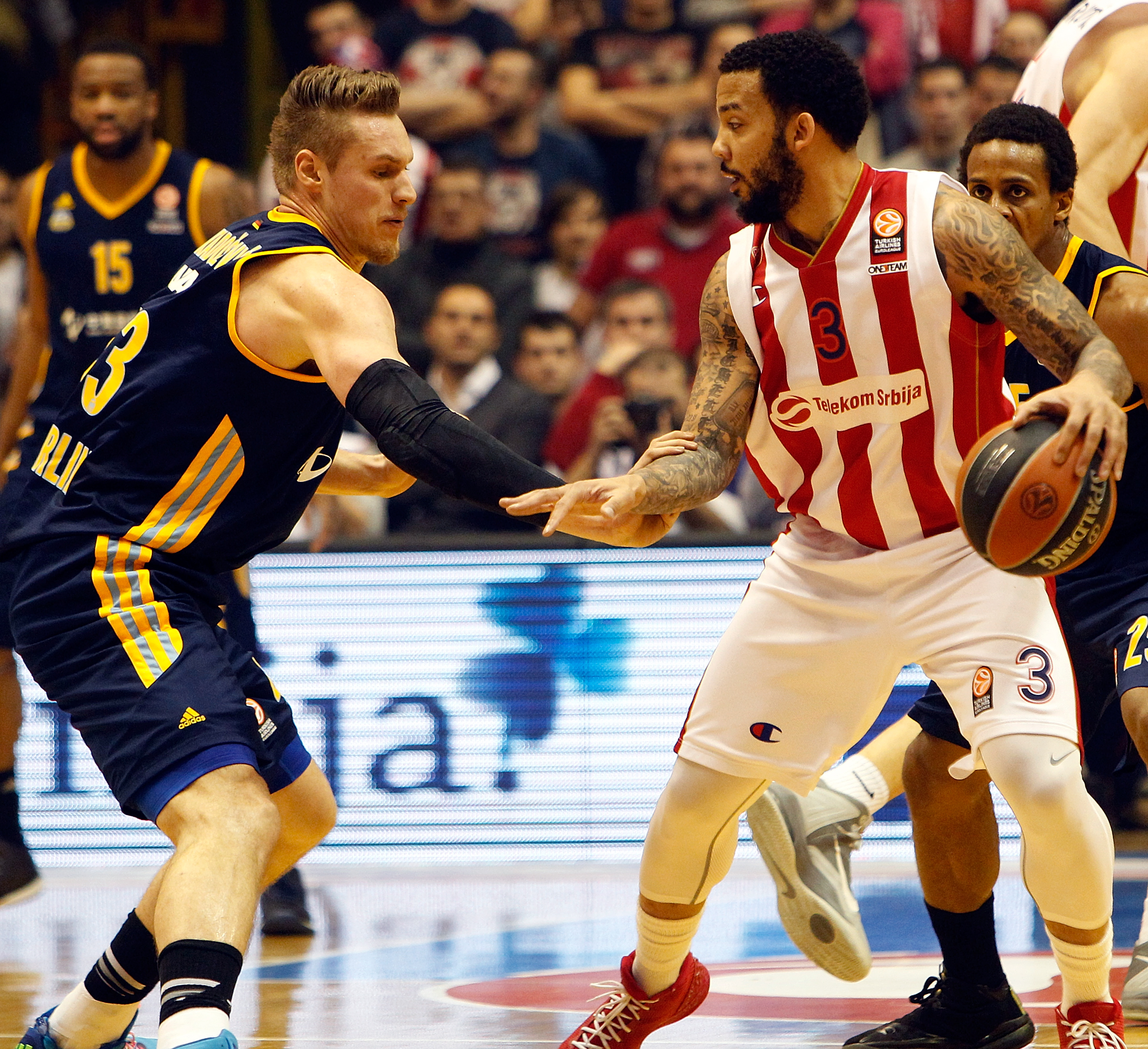 epa04594042 Marcus Williams (R), of Red Star in action against Leon Radosevic (L) of Alba during the Euroleague basketball match between Red Star and Alba in Belgrade, Serbia, 29 January, 2015.  EPA/KOCA SULEJMANOVIC
