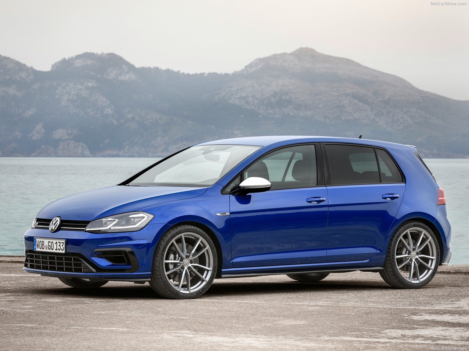 Volkswagen-Golf_R-2017-1600-01
