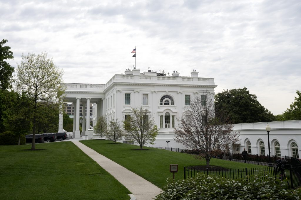 epa08392214 The White House is seen in Washington, DC, USA, 29 April 2020.  EPA-EFE/Stefani Reynolds / POOL