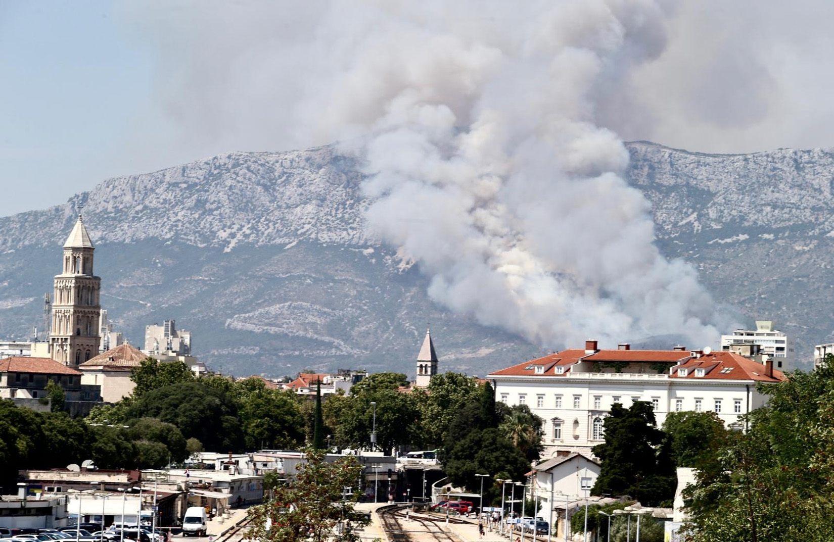 03.08.2020.,Split - Oko 13:30 izbio je poZar na Kozjaku iznad KaStel SuCurca. Vatra je izbila na lokalitetu DragoCevo iznad StrabeZnika. gore borova Suma i makija, a dignute su i zracne snage
Photo: Ivo Cagalj/PIXSELL