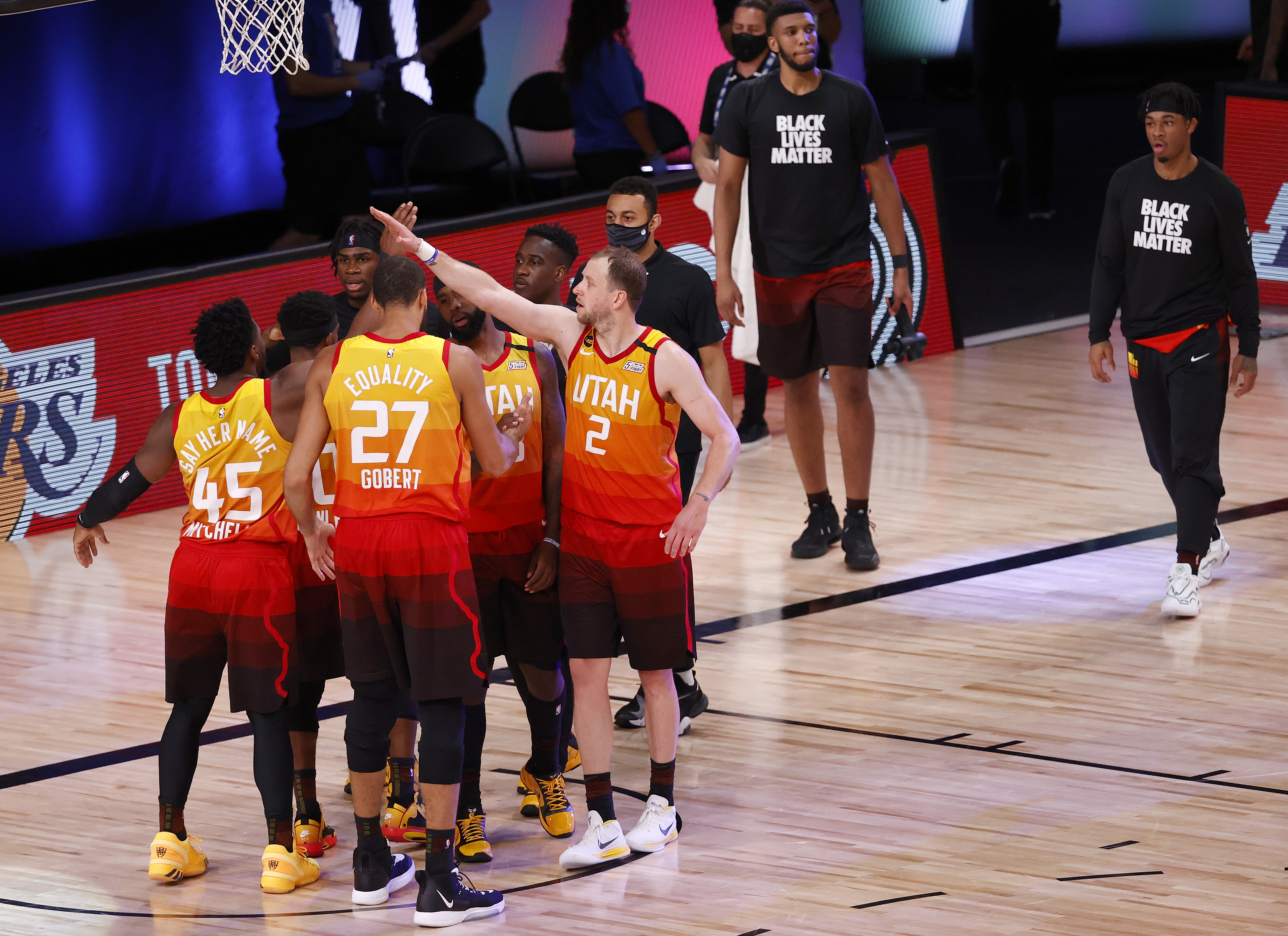 epa08621430 Utah Jazz players celebrate after defeating the Denver Nuggets in the NBA basketball first-round playoff game four at the ESPN Wide World of Sports Complex in Kissimmee, Florida, USA, 23 August 2020.  EPA-EFE/JOHN G. MABANGLO SHUTTERSTOCK OUT