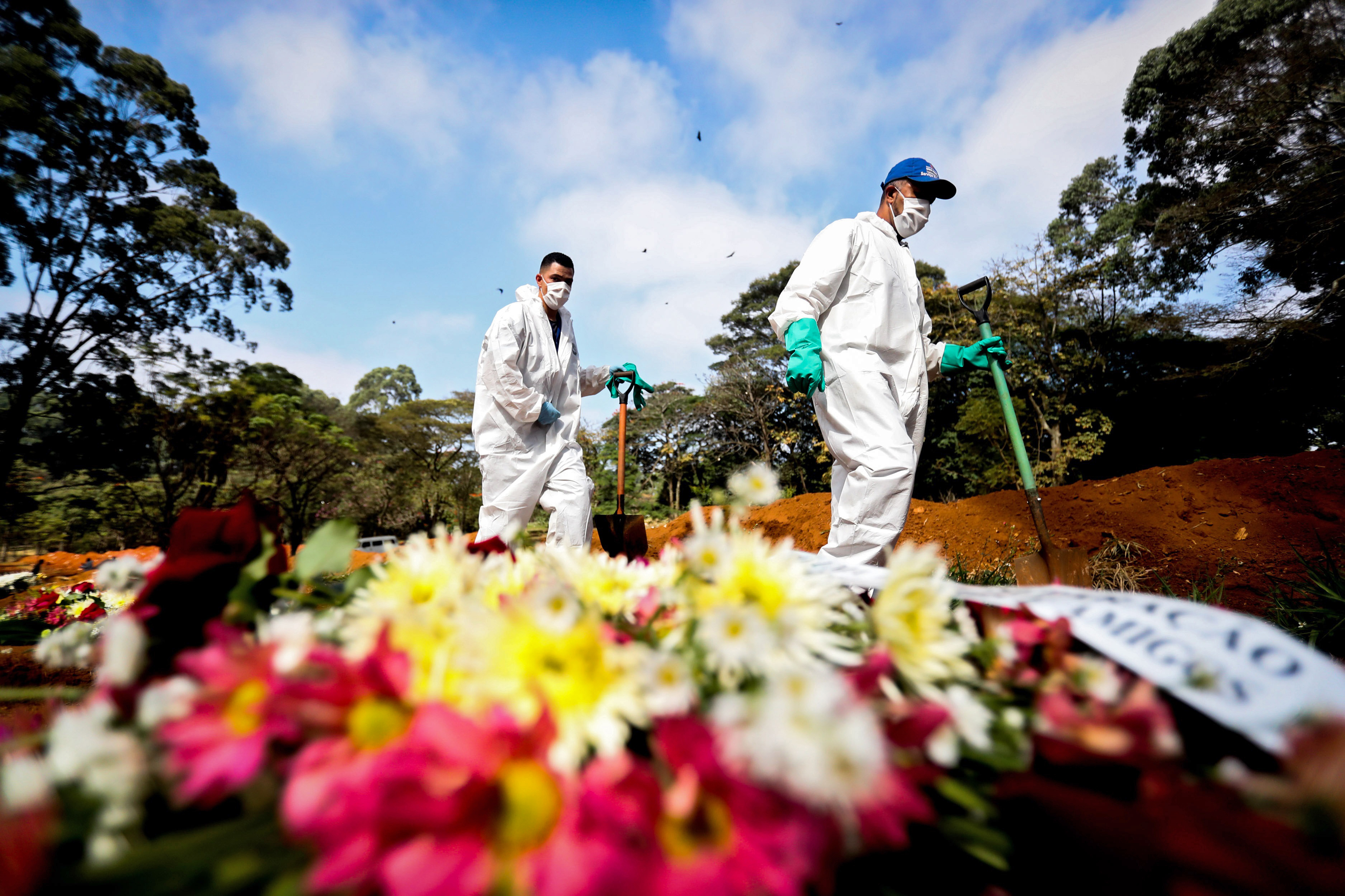 A gravedigger's twelve agonizing hours in Brazil's largest cemetery Vila Formosa