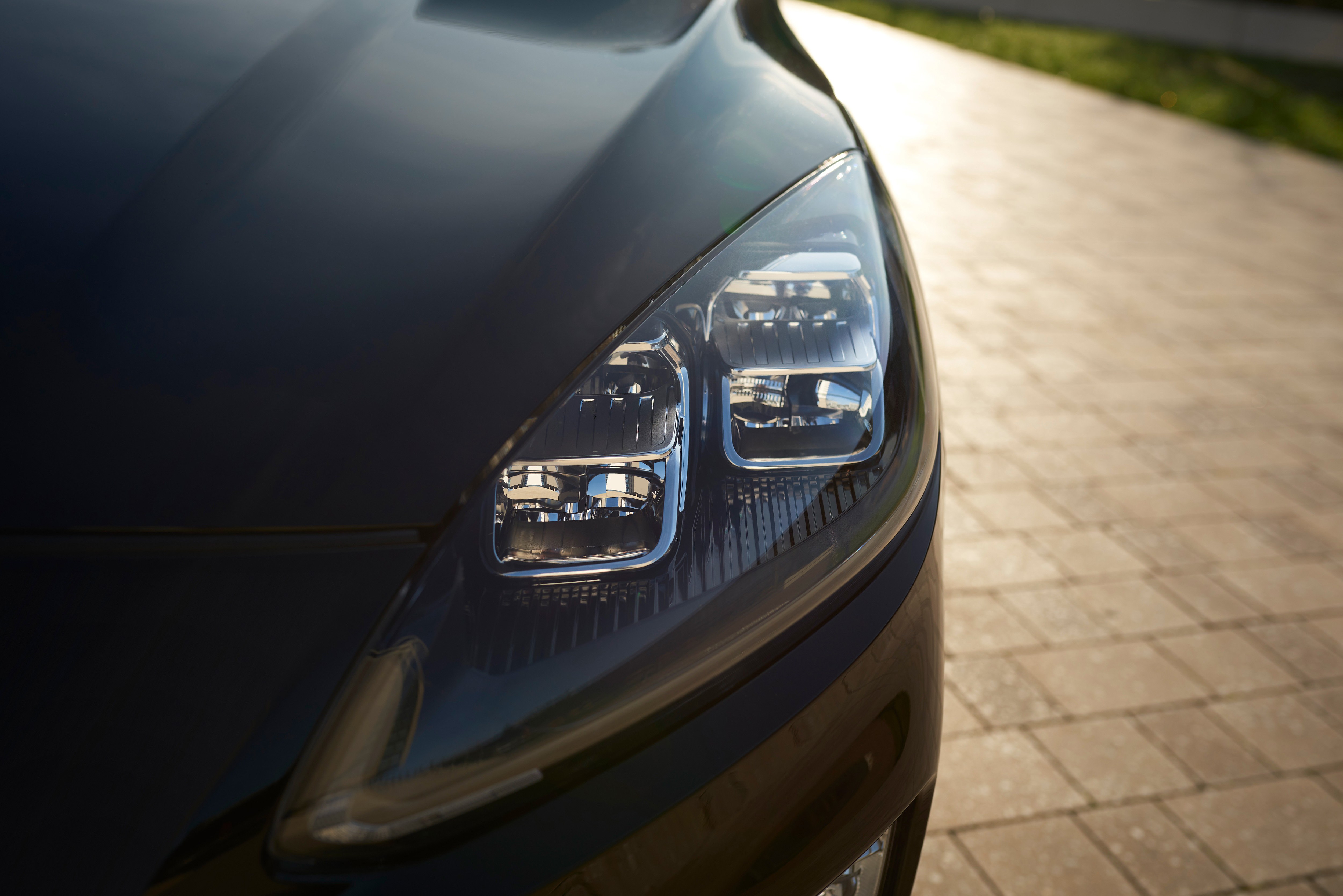 Ford has further expanded its unprecedented line-up of electrified all-new Kuga SUVs with the new Ford Kuga Hybrid – able to deliver 1,000 km 1 of petrol-electric and pure-electric driving between fill-ups and without ever having to plug in to recharge.