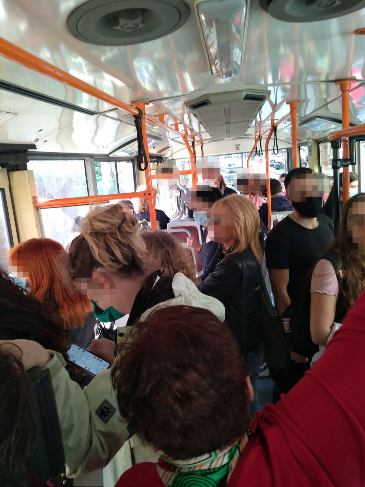 Gužva u javnom prevozu, gradski prevoz, javni saobraćaj, GSP, nepoštovanje mera protiv koronavirus, koronavirus, coronavirus Foto: Nova.rs