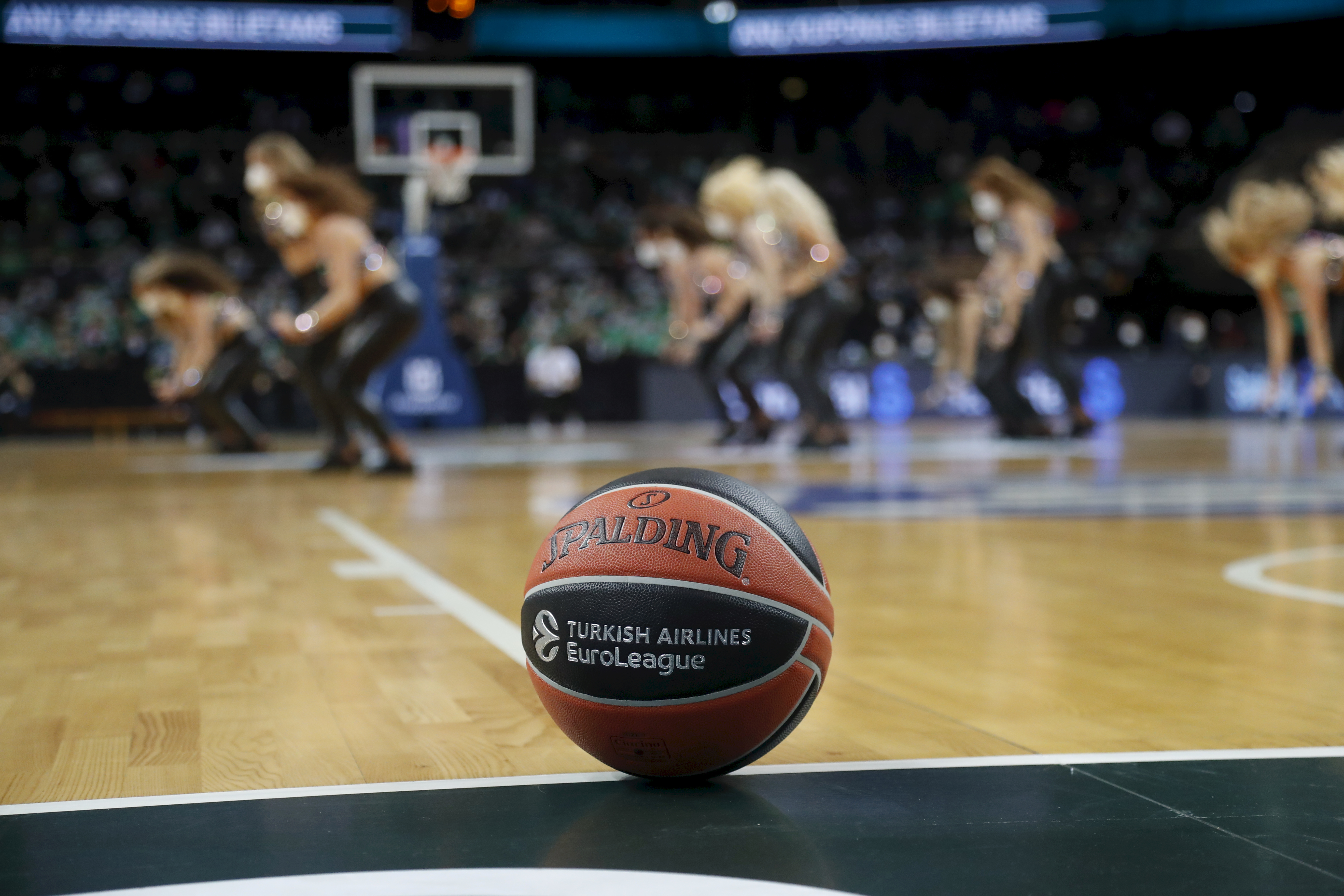 epa08766271 A ball during a break in the Euroleague basketball match between Zalgiris Kaunas and Valencia Basket at Zalgiris Arena in Kaunas, Lithuania, 22 October 2020.  EPA-EFE/Toms Kalnins
