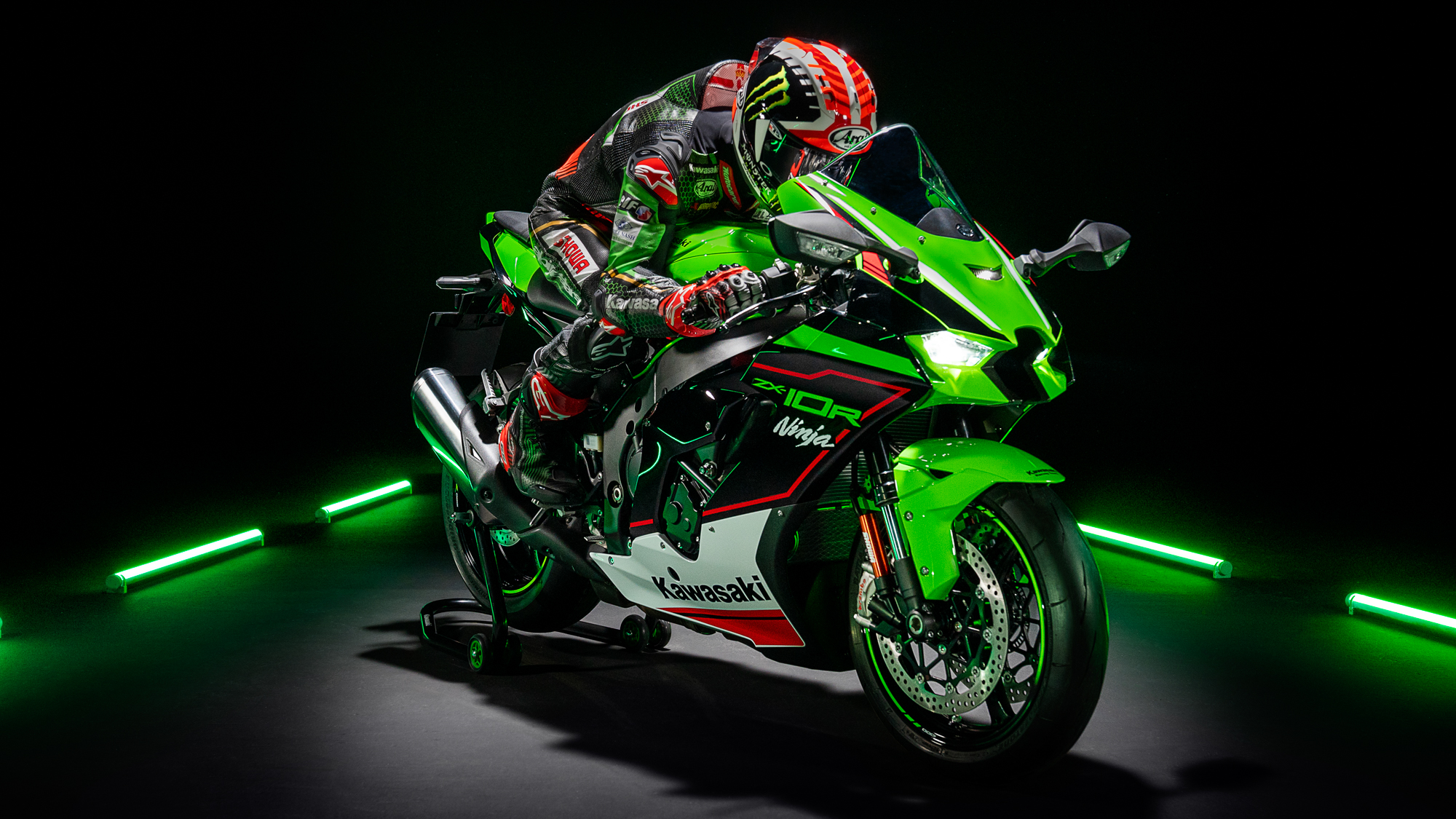 hi_21MY_-_Ninja_ZX-10R_studio_lifestyle_6.jpg