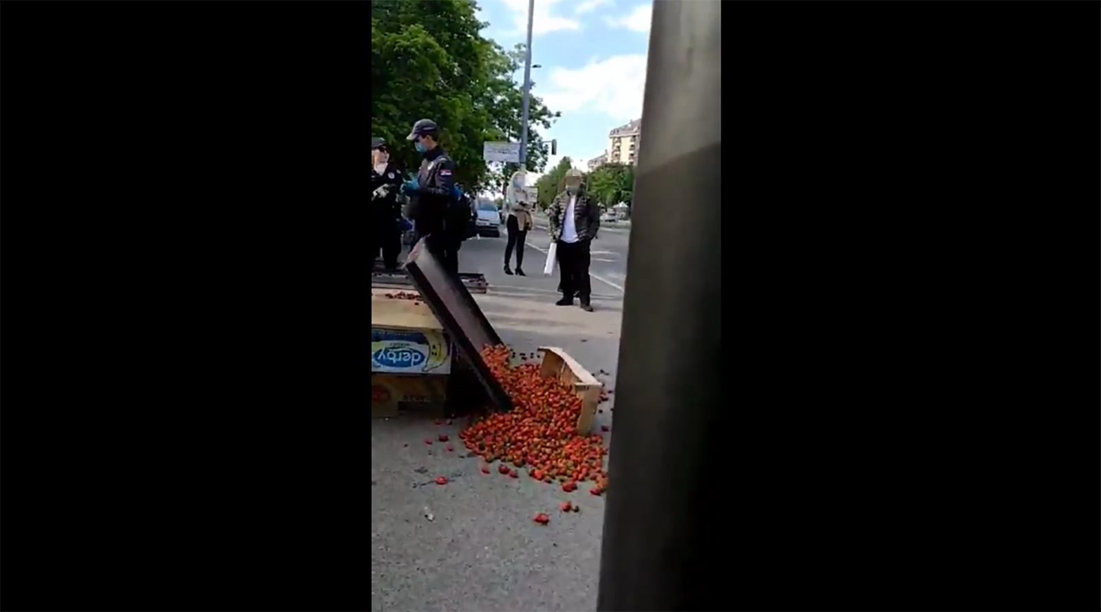 Komunalna policija i jagode