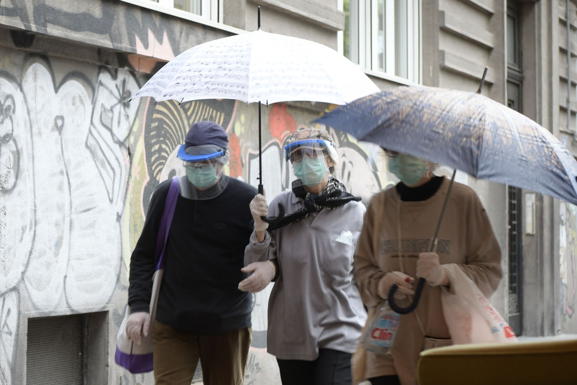 Beograd 14.05.2020. Kiša, penzioneri, penzionerke, kišobran, zaštita, maska, vizir, rukavice Foto: Goran Srdanov/Nova.rs