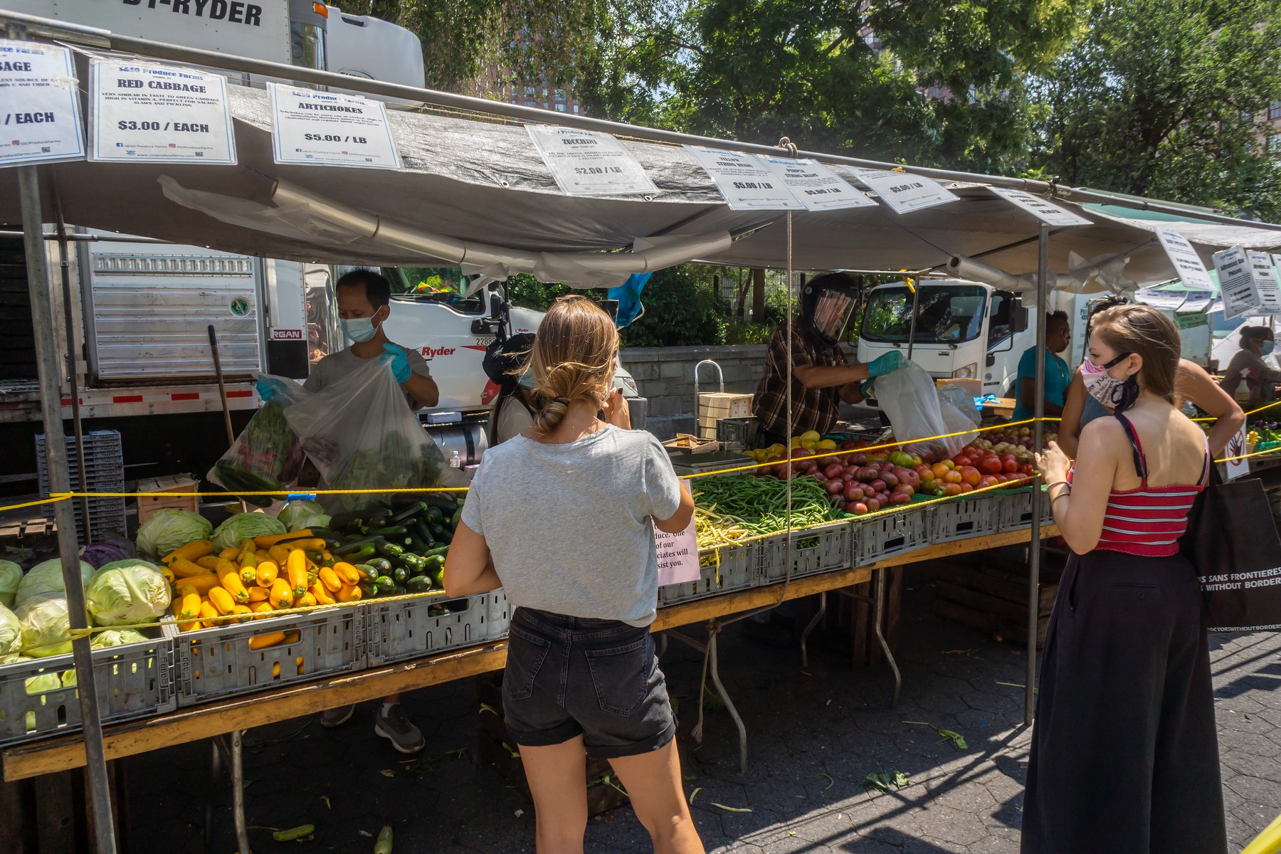 Shoppers at the Union Square Greenmarket in New York on Wednesday, July 29, 2020 practice social distancing.  (Â,Image: 548142859, License: Rights-managed, Restrictions: , Model Release: no, Credit line: Richard B. Levine / ddp USA / Profimedia