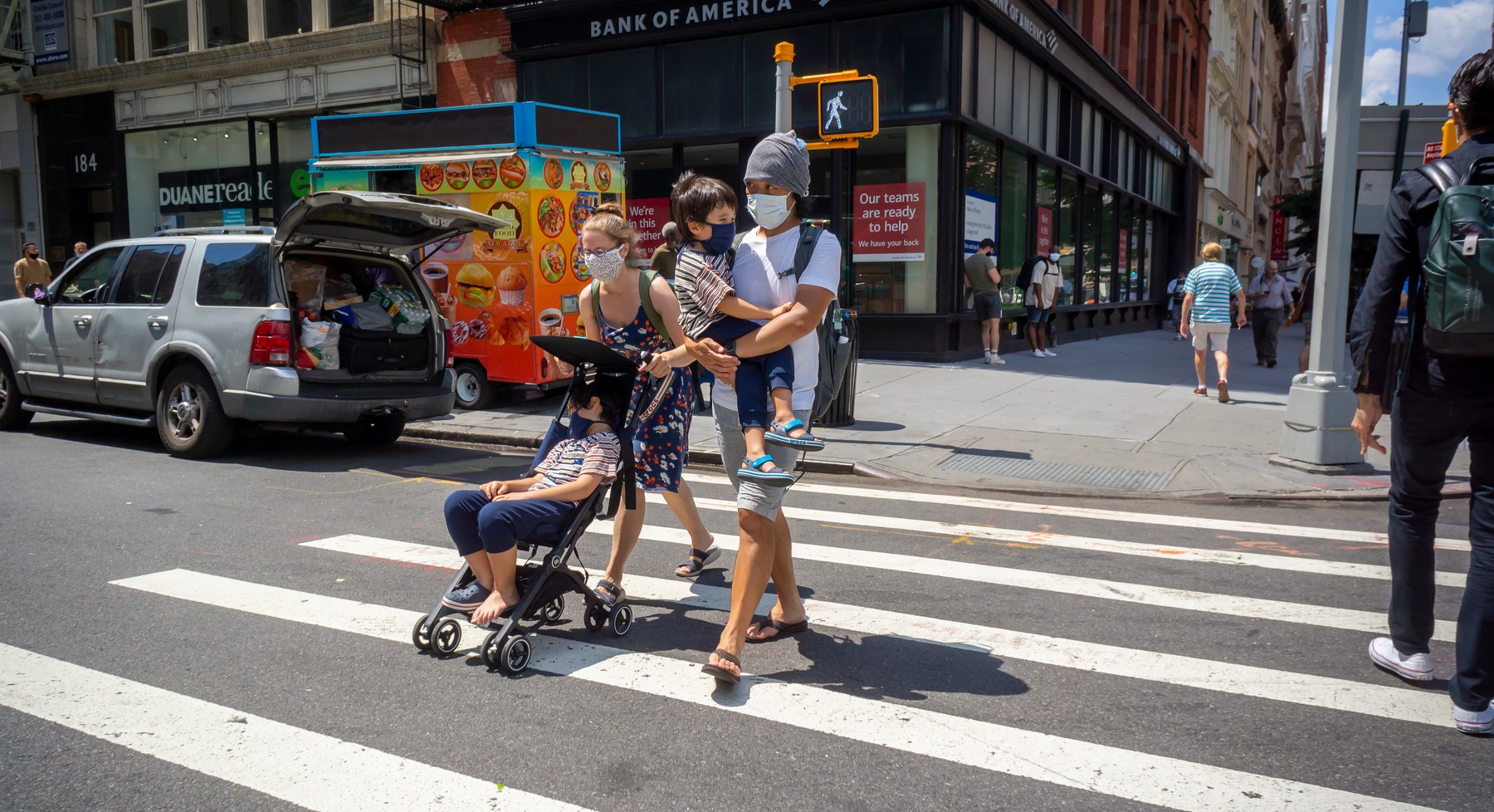 People in the Flatiron neighborhood in New York on Wednesday, July 29, 2020.,Image: 548136097, License: Rights-managed, Restrictions: , Model Release: no, Credit line: Richard B. Levine / ddp USA / Profimedia