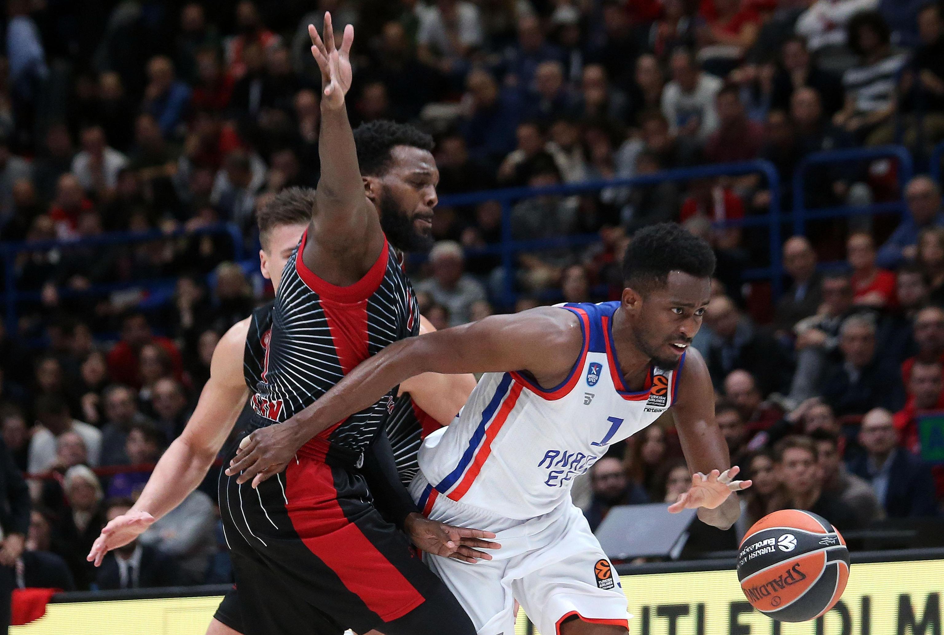 epa08015506 Anadolu Efes Istanbuls Rodrigue Beaubois (R) drives up to the basket against  Ax Armani Exchange Milan?s Shelvin Mack during their Euroleague basketball match at the Assago Forum, Milan, Italy, 21 November  2019.  EPA-EFE/MATTEO BAZZI