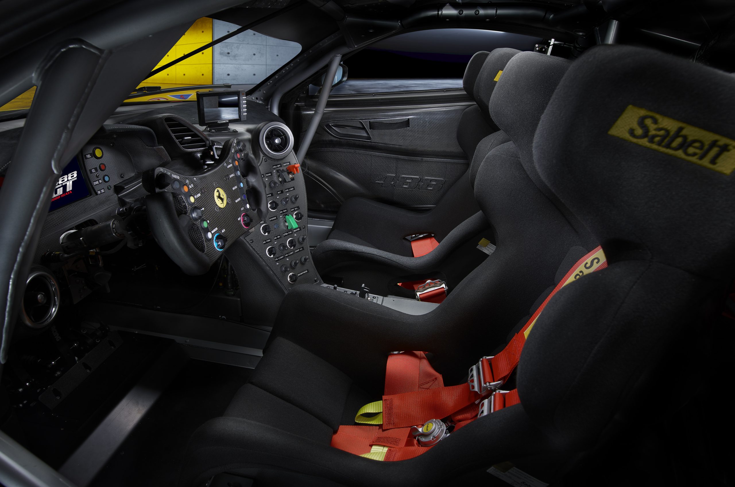 2020_11_Ferrari_488GT_interno_1-scaled.jpg