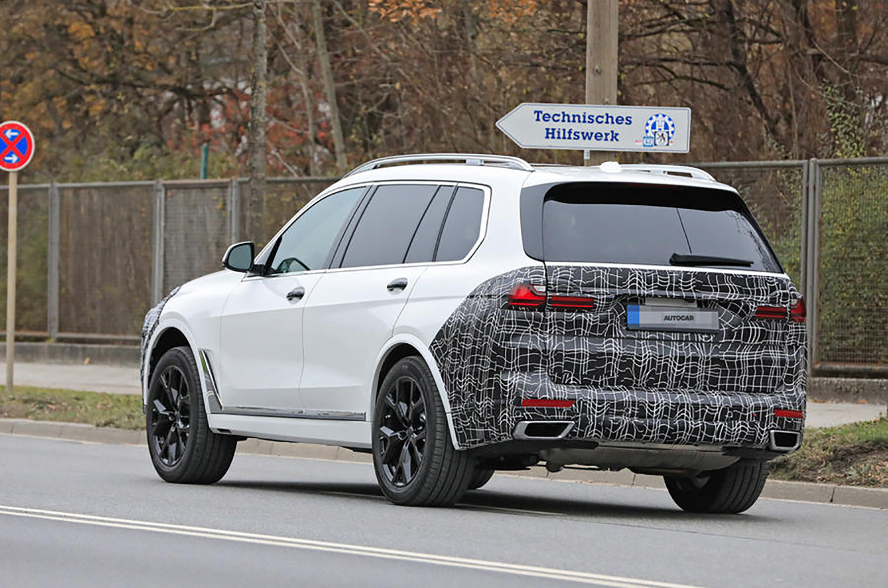 2022-bmw-x7-rear.jpg