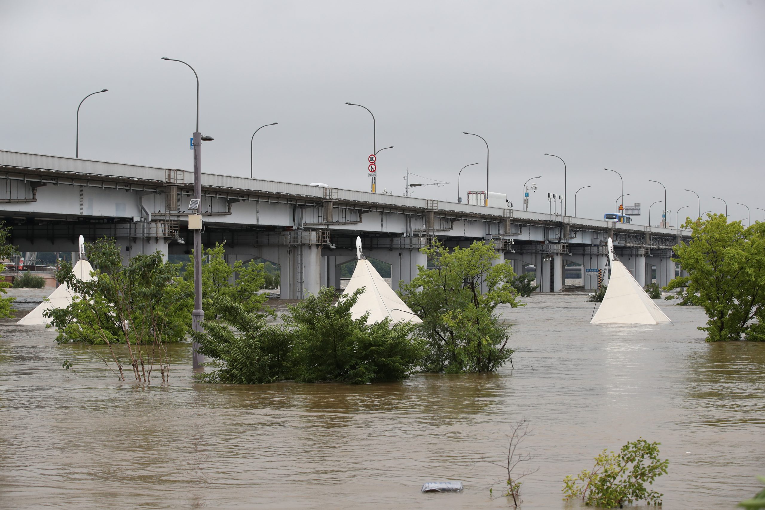 Južna Koreja, poplava, poplave
epa08586727 Banpo Park along the Han River is inundated as the river is swollen amid heavy rain, in Seoul, South Korea, 06 August 2020.  EPA-EFE/YONHAP SOUTH KOREA OUT