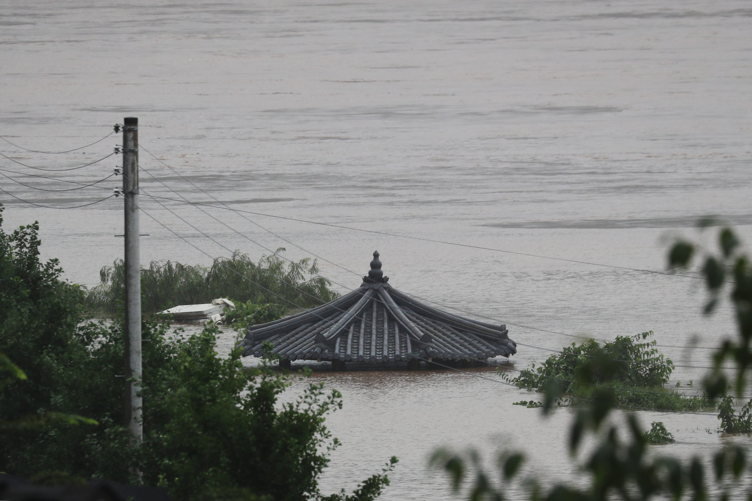 Južna Koreja, poplava, poplave
epa08586725 A pavilion along the Imjin River is submerged, as the river is swollen amid heavy rain in Paju, South Korea, 06 August 2020.  EPA-EFE/YONHAP SOUTH KOREA OUT