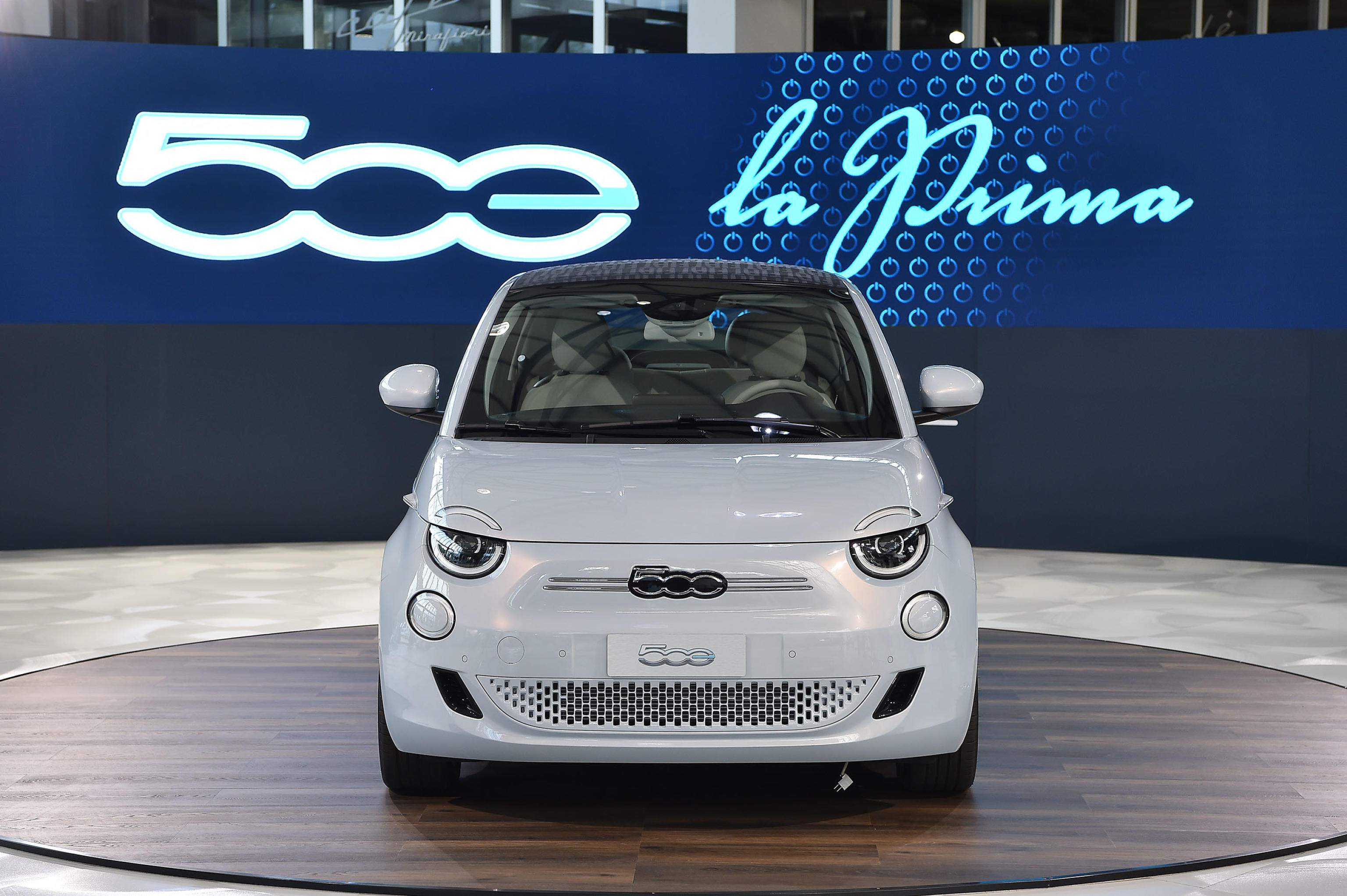 epa08546174 The new electric 500, built in the Fiat Mirafiori factory, is presented to the public at the Mirafiori Motor Village, in Turin, Italy, 14 July 2020.  EPA-EFE/ALESSANDRO DI MARCO