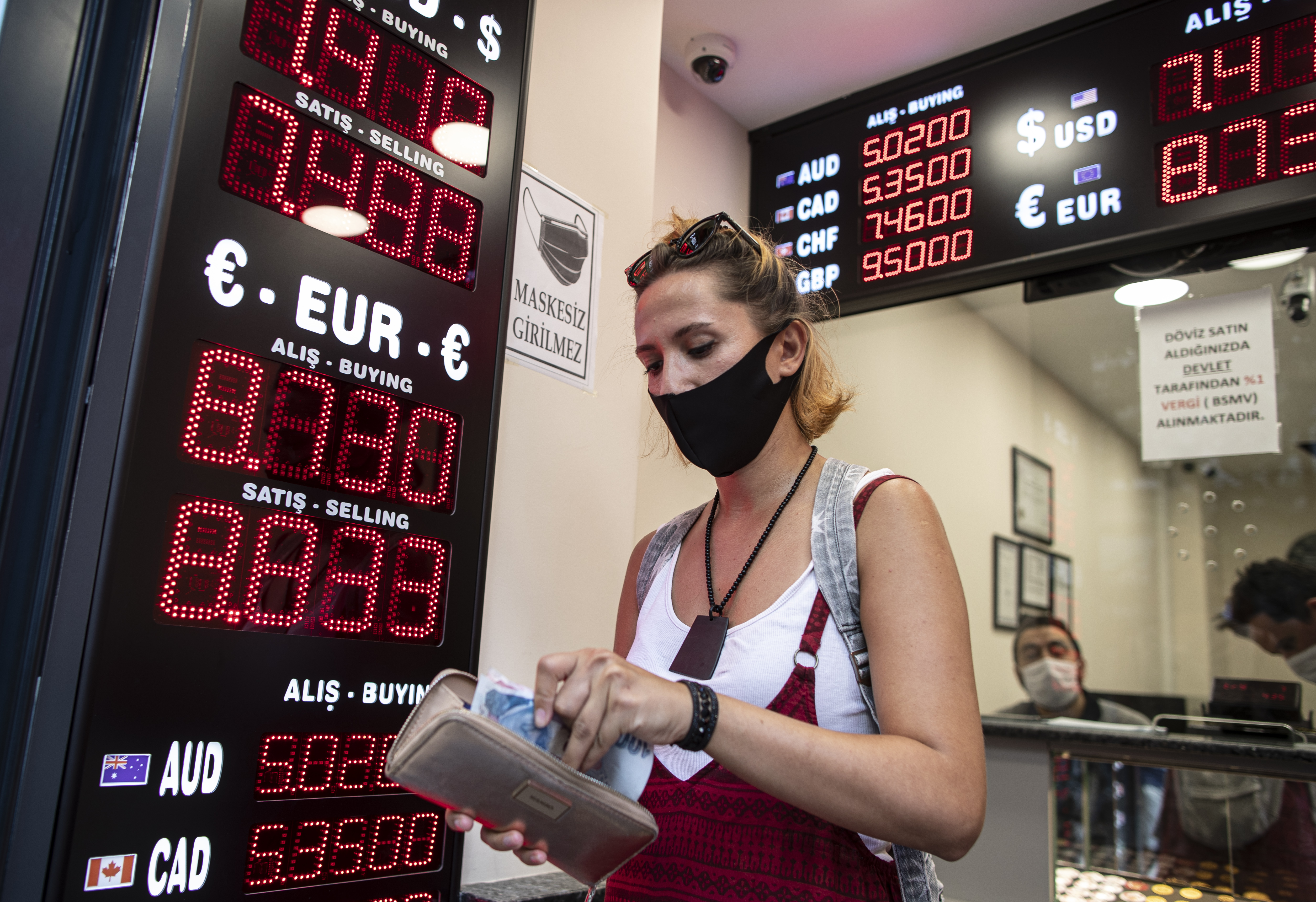 Turkish lira continues to fall against US dollar and Euro