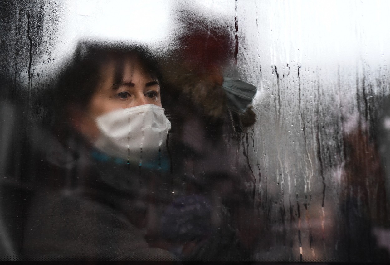 6352463 09.10.2020 A woman wearing a face masks looks out of a bus window, in Novosibirsk, Russia.,Image: 562187524, License: Rights-managed, Restrictions: , Model Release: no, Credit line: Alexandr Kryazhev / Sputnik / Profimedia
