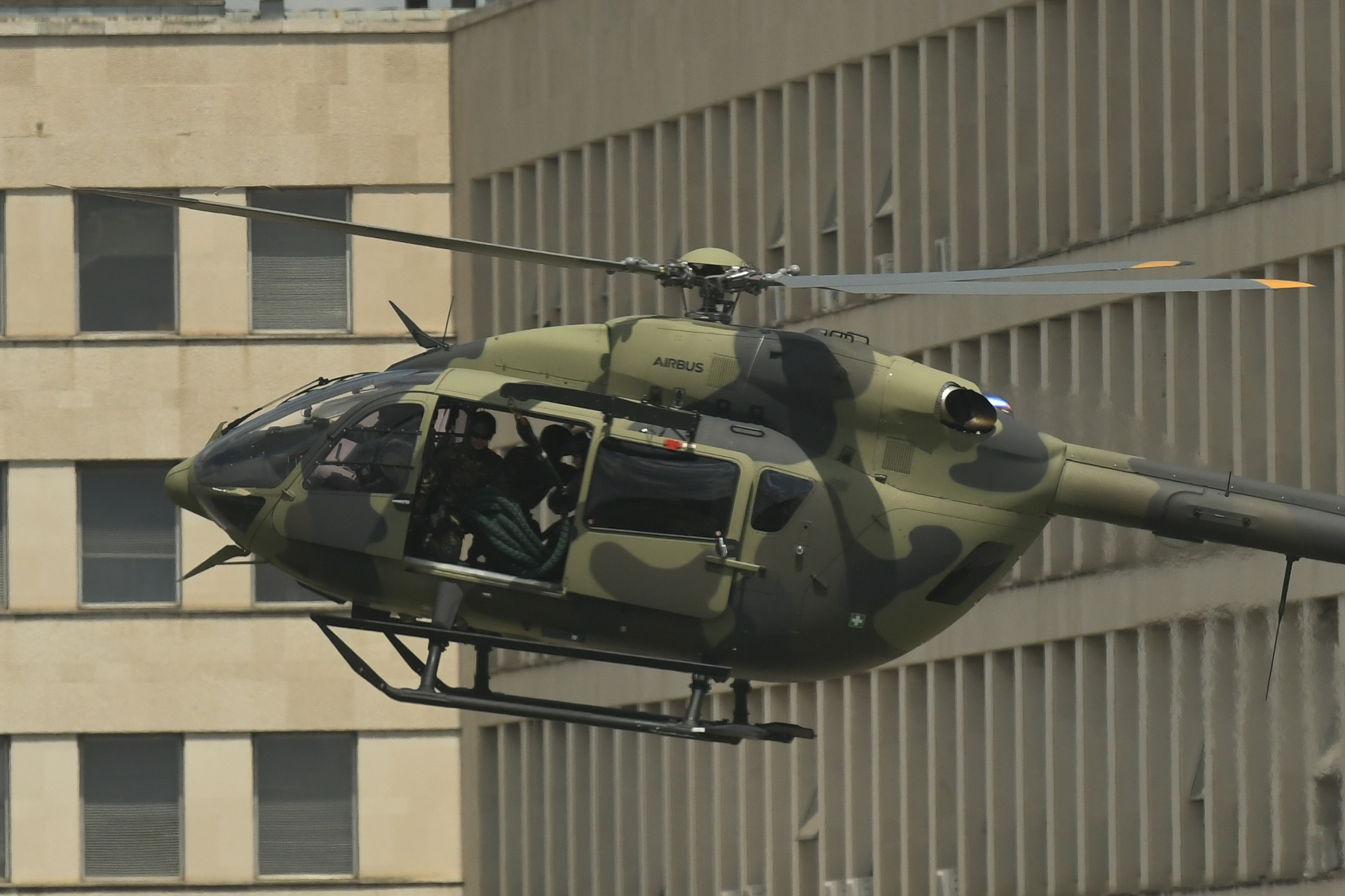 beograd 28.05 2020  pokazna vezba, vojna vezba, spustanje specijalaca , policijski helihopter ,Helikopter H-145M Mupa Srbije Foto: Zoran Lončarević/Nova.rs