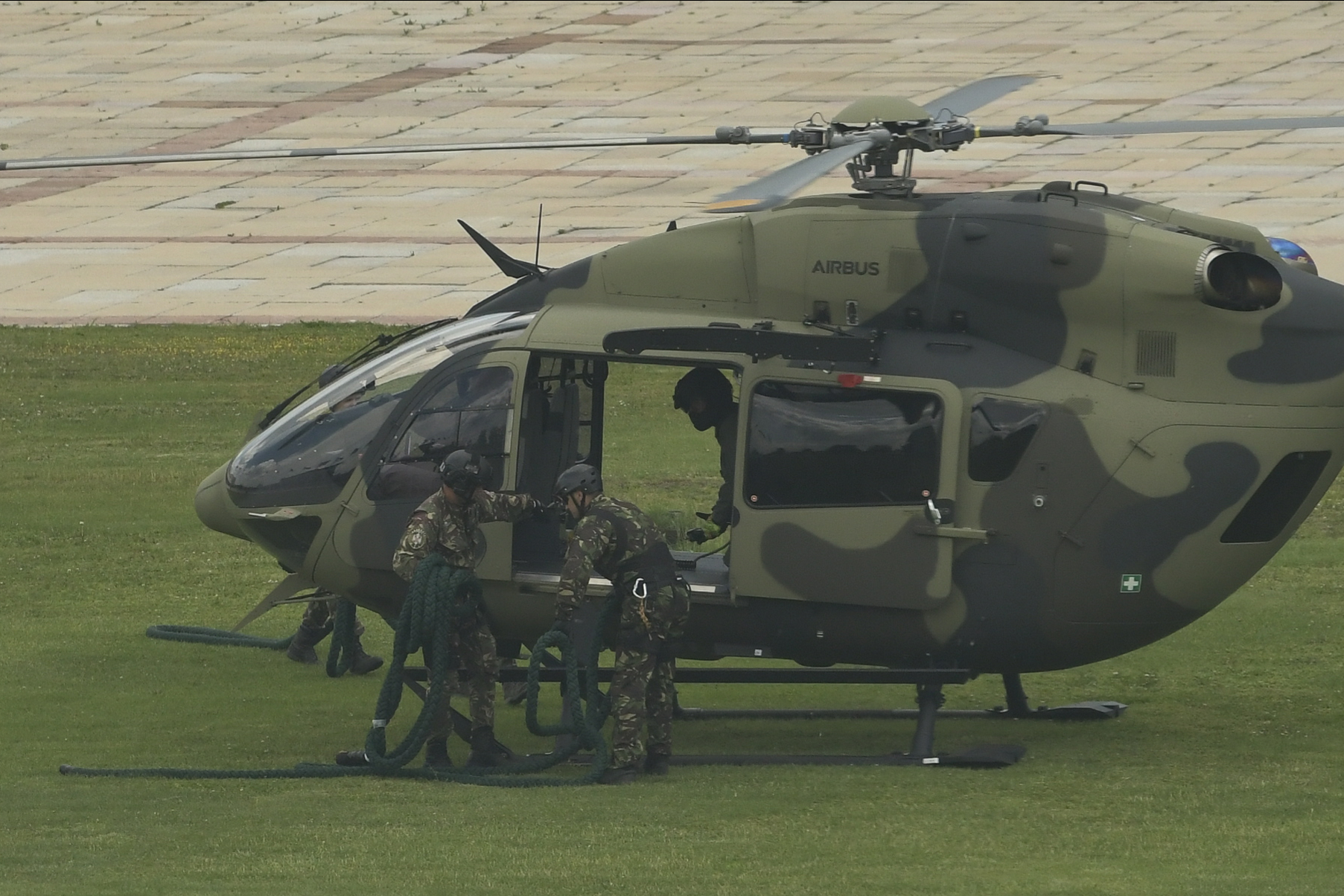 beograd 28.05 2020  pokazna vezba, vojna vezba, spustanje specijalaca , policijski helihopter ,Helikopter H-145M Mupa Srbije Foto: Zoran Lončarević/Nova.rs