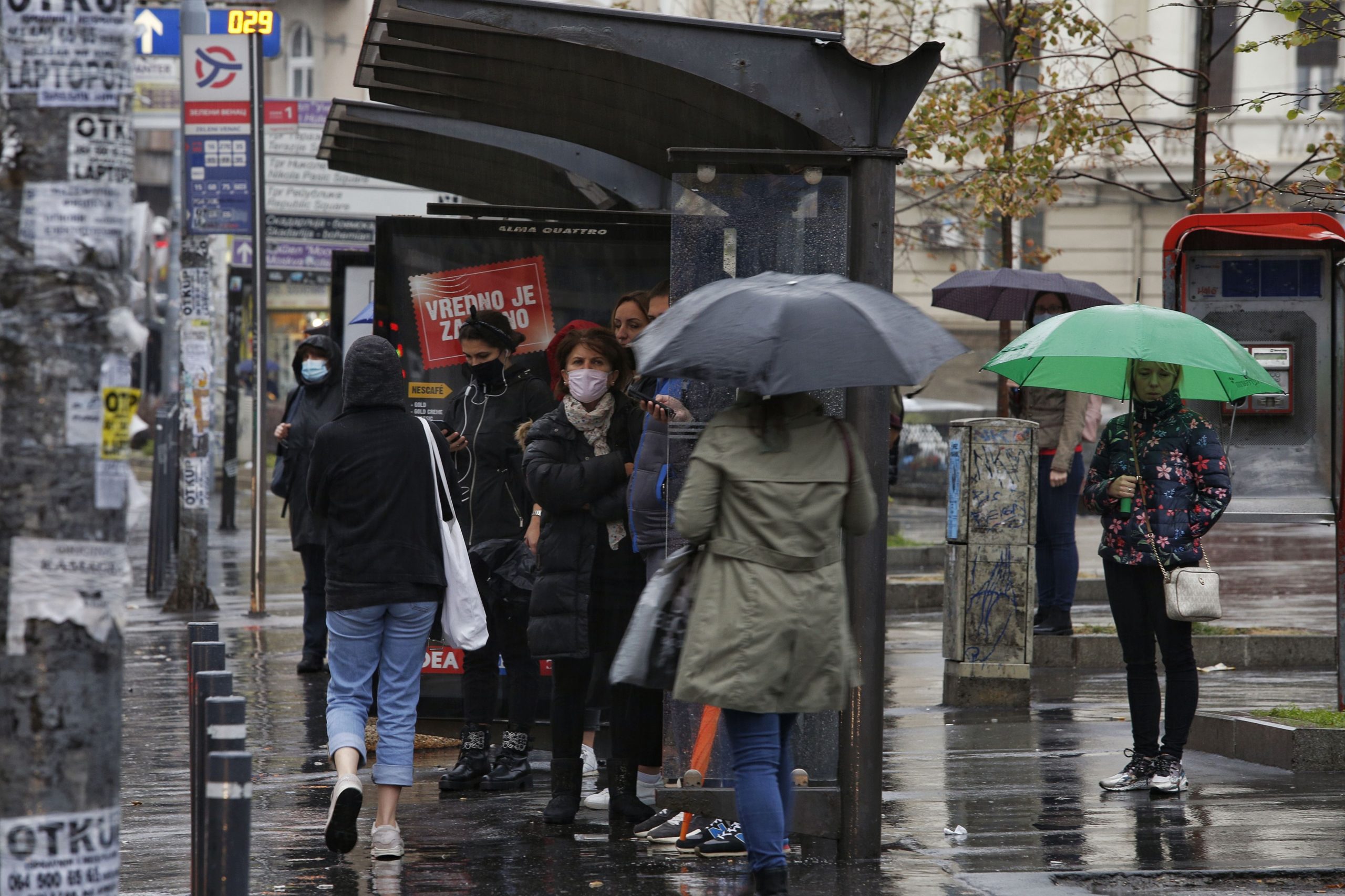 Beograd, 12. oktobra 2020 - Kisni dan u Beogradu. Na ulicama grada. FOTO TANJUG/ NIKOLA ANDJIC/bs