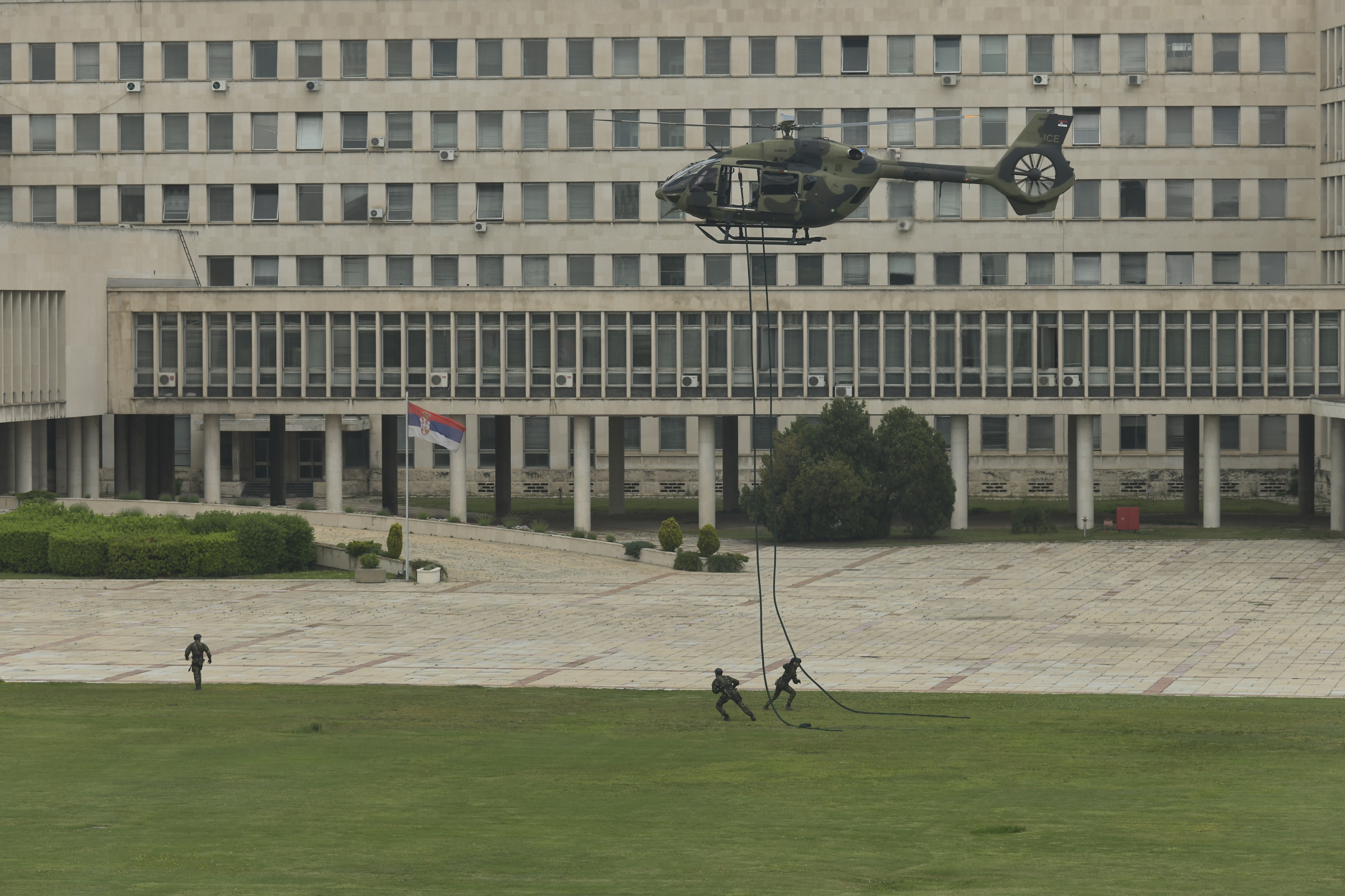 beograd 28.05 2020  pokazna vezba, vojna vezba, spustanje specijalaca , policijski helihopter ,Helikopter H-145M Mupa Srbije Foto: Zoran Lončarević/Nova.rs