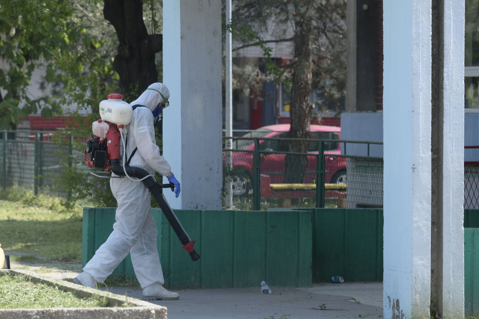 Beograd 24.04.2020. Dezinfekcija vrtića, vrtić, dvorište vrtiša, zabavište, predškolska ustanova, vrtić Čuperak, Novi Beogad, zaštitno odelo Foto: Goran Srdanov/Nova.rs