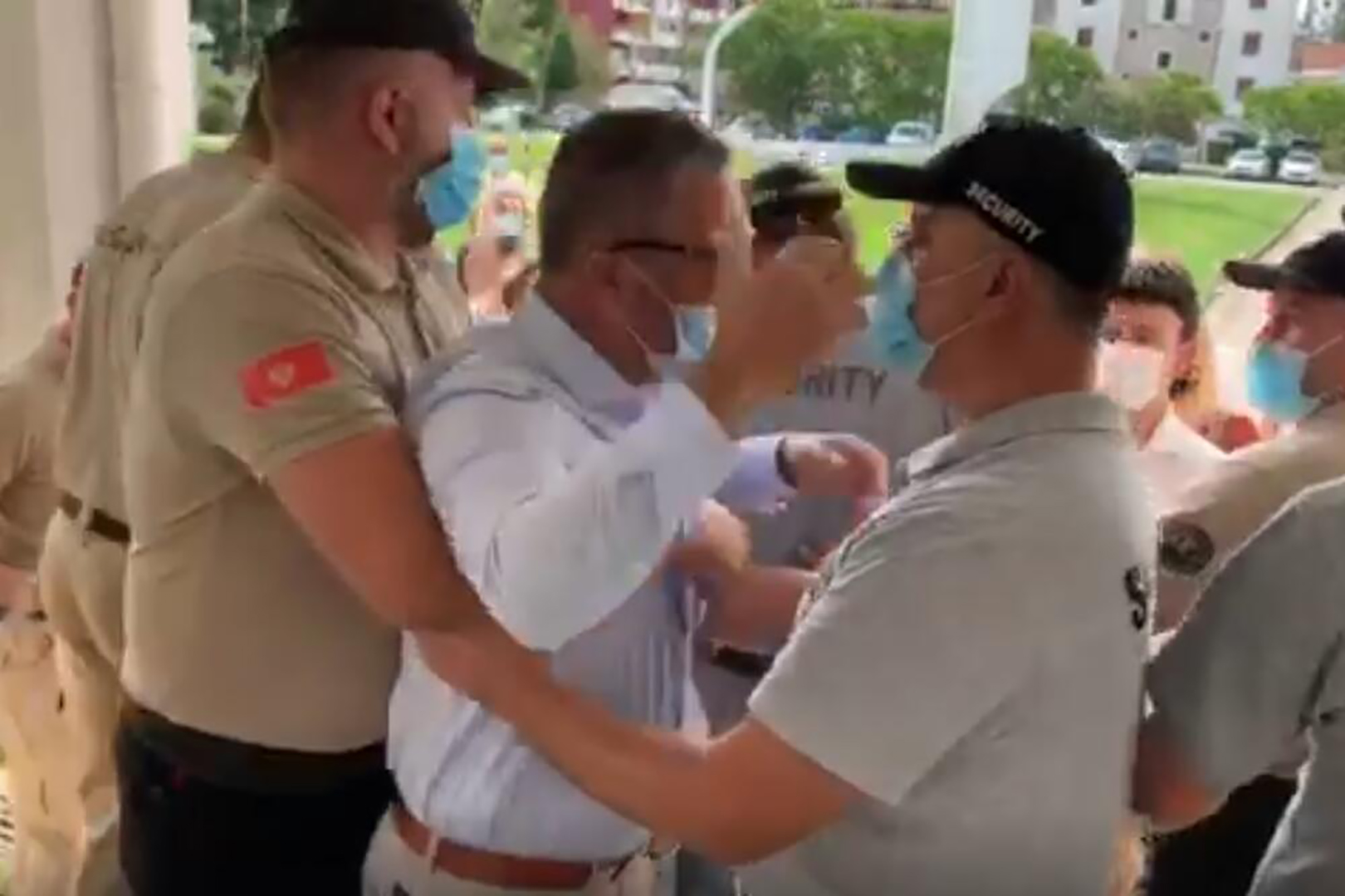Odbornici Demokrata i Demokratskog fronta u budvanskom parlamentu nakon guranja sa privatnim obezbjeđenjem uspjeli su da uđu u salu gdje se održava sjednica SO Budva.