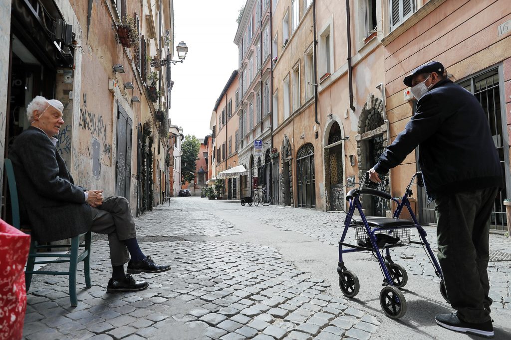 epaselect epa08370684 Elderlies in Trastevere neighborhood during the coronavirus lockdown in Rome, Italy, 18 April 2020.  EPA-EFE/Riccardo Antimiani