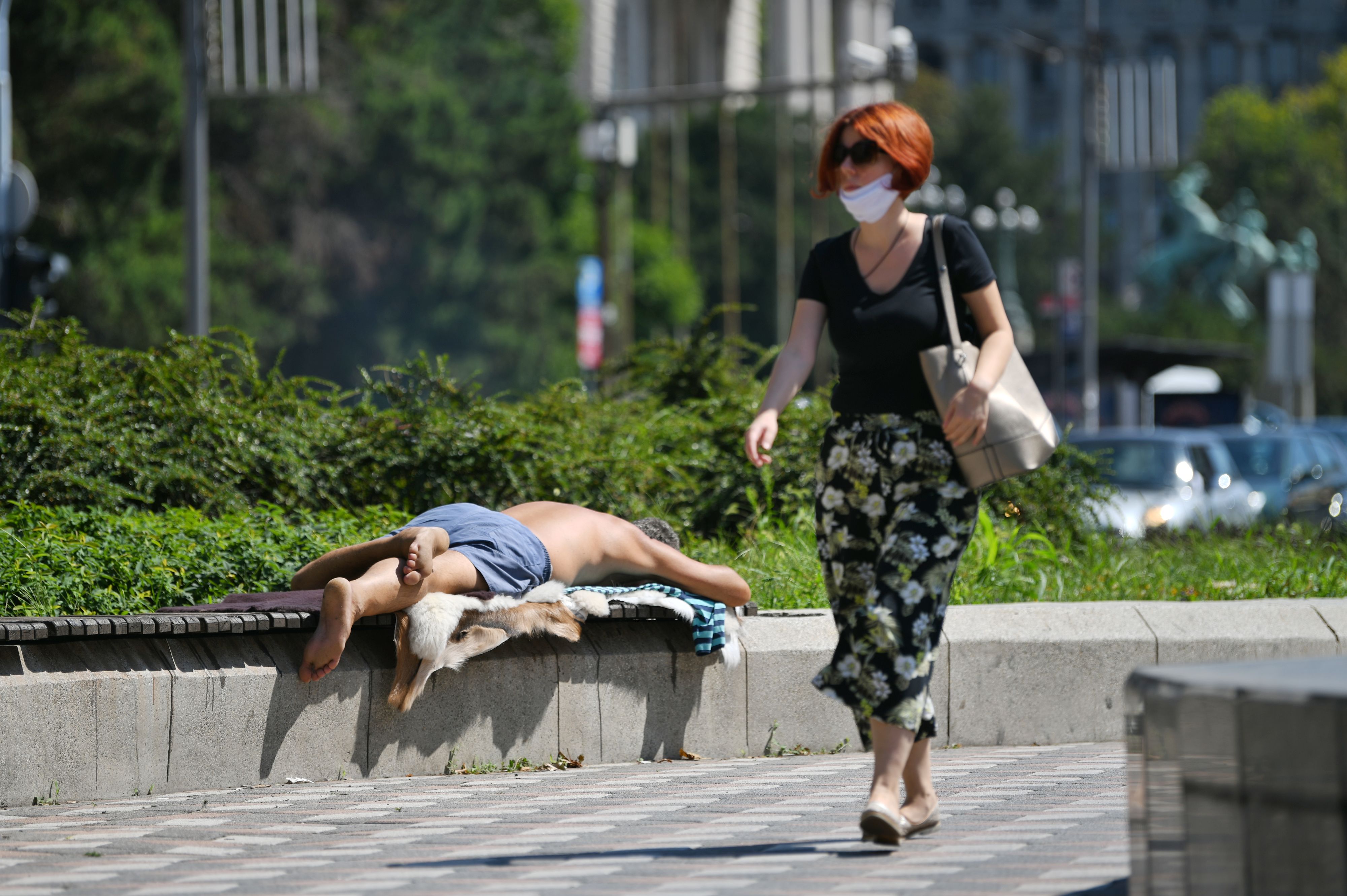 Beograd 18. avgust 2020. Leto vrucina tropska temperatura spavanje na klupi Foto:Filip Krainčanić/Nova.rs