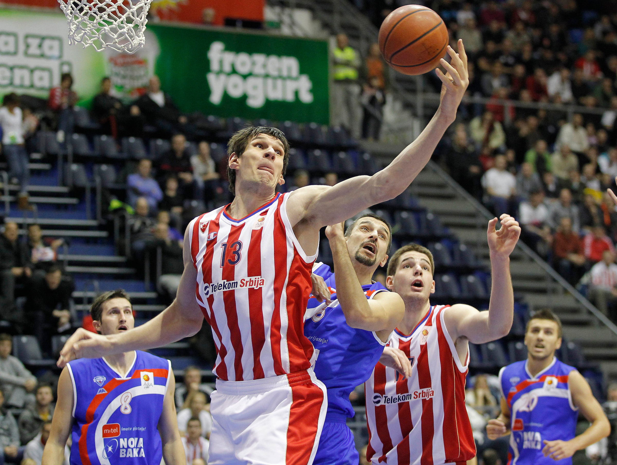 Kosarka ABA League season 2013-2014
Crvena Zvezda Vs. Igokea (Aleksandrovac)
Boban Marjanovic (L) Milan Dozet (R)
Beograd, 01.02.2014.
foto: Srdjan Stevanovic/Starsportphoto ©