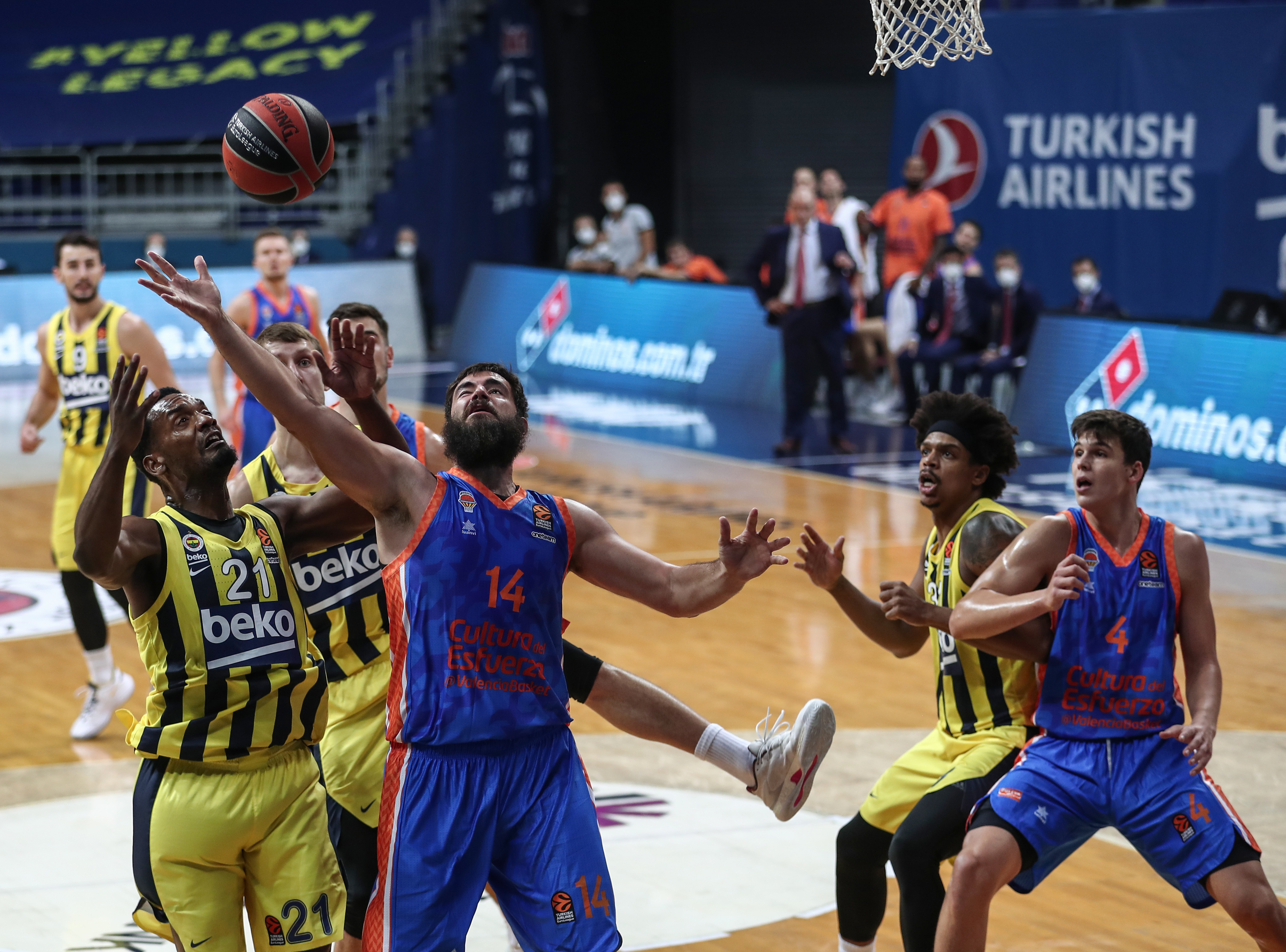 epa08847120 Valencia's Bojan Dubljevic (C) in action against Fenerbahce's Dyshawn Pierre (L) during the Euroleague basketball match between Fenerbahce and Valencia Basket in Istanbul, Turkey, 27 November 2020.  EPA-EFE/SEDAT SUNA