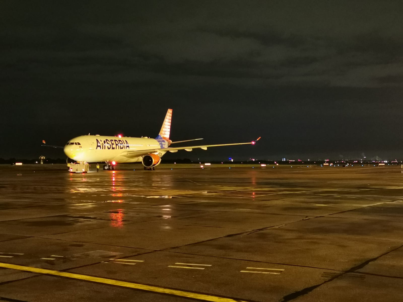 AVION A330 Er Sbija avion pomoć