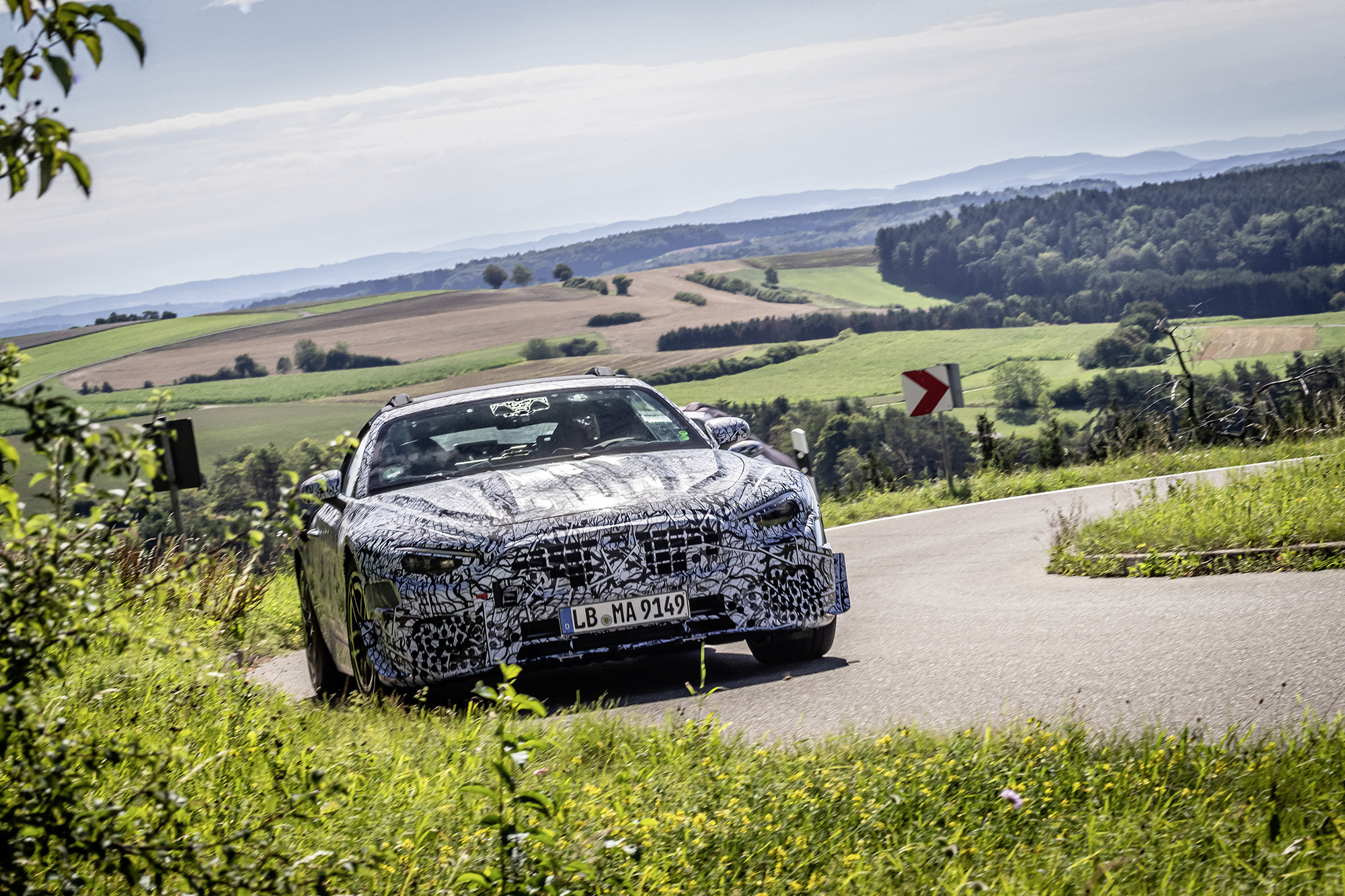 Vorserienfahrzeuge des neuen SL Roadster starten zu ausführlichen Straßentests 

pre-production vehicles of the new SL Roadster embark on extensive road tests
