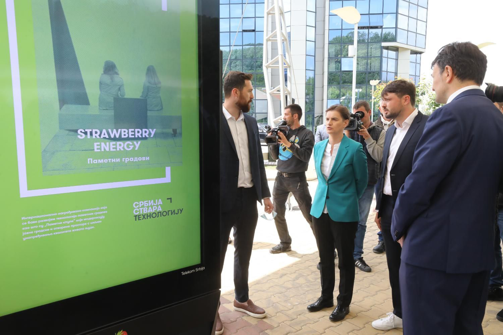 Mesto: Beograd
Datum: 2.06.2020
Dogadjaj: POLITIKA/TEHNOLOGIJA - predsednica Vlade Srbije Ana Brnabic  prisustvovala je danas predstavljanju rešenja za pametne govornice u Nauèno-tehnološkom parku Beograd
Licnosti: Ana Brnabic