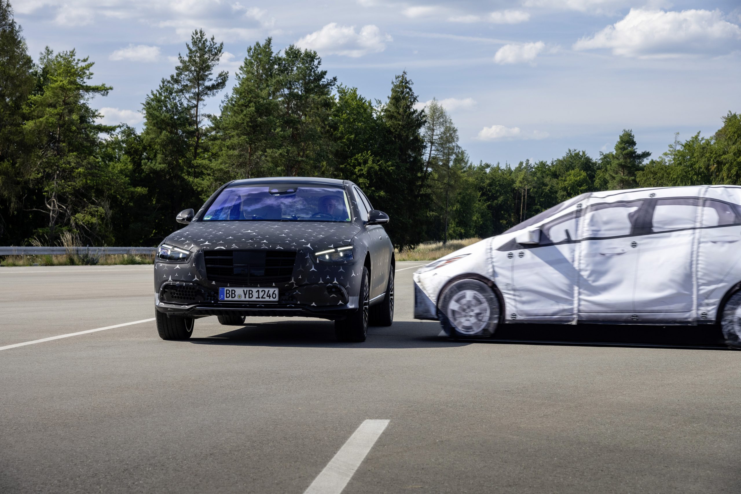 Die neue Mercedes-Benz S-Klasse mit E-ACTIVE BODY CONTROL und der neuen PRE-SAFE Funktion // The new Mercedes-Benz S-Class with E-ACTIVE BODY CONTROL and the new PRE-SAFE function