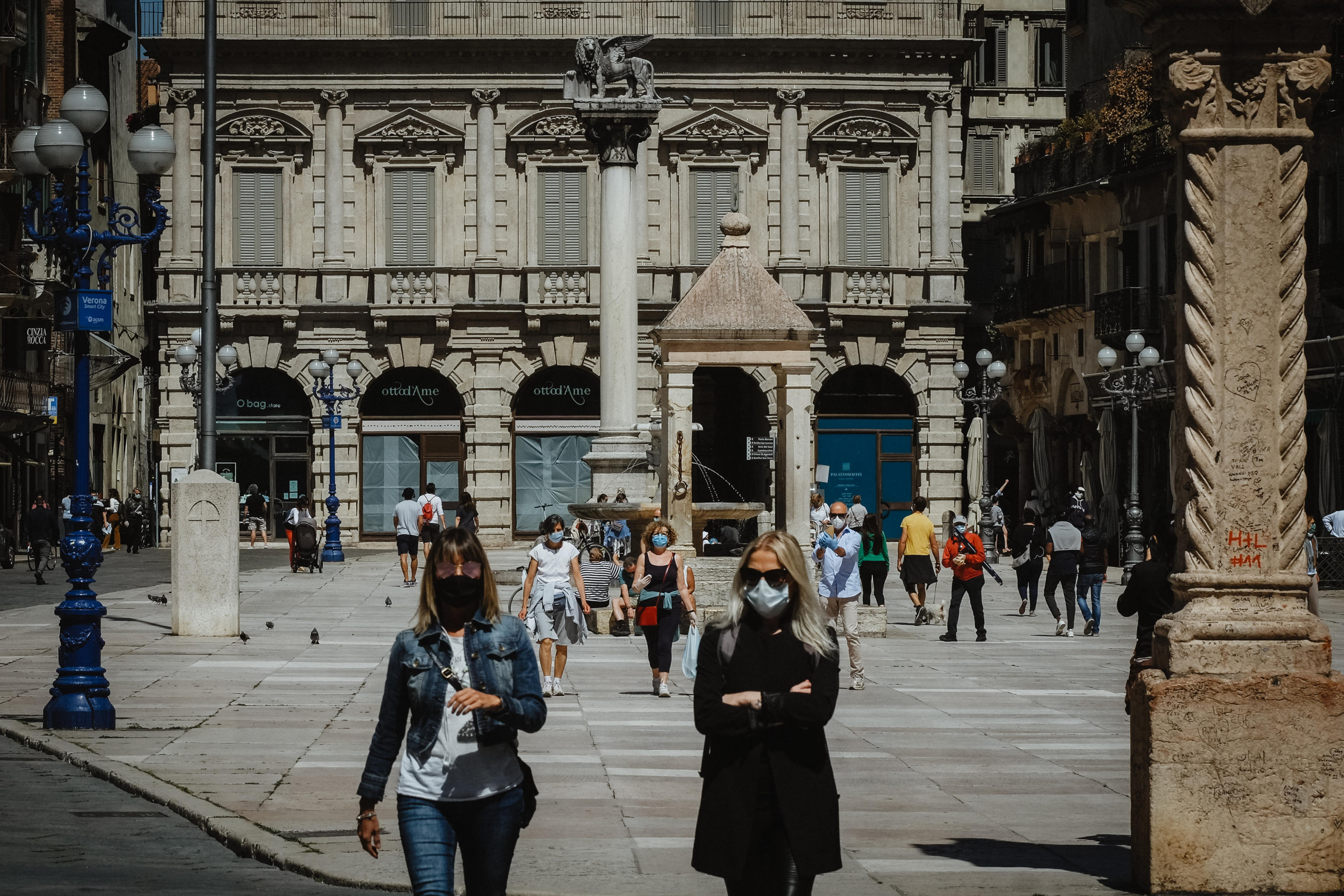 epa08409256 People walk in Verona, Italy, 08 May 2020. The Italian government is gradually lifting the lockdown restrictions that were implemented to stem the widespread of the Sars-Cov-2 coronavirus causing the COVID-19 disease.  EPA-EFE/CIRO FUSCO