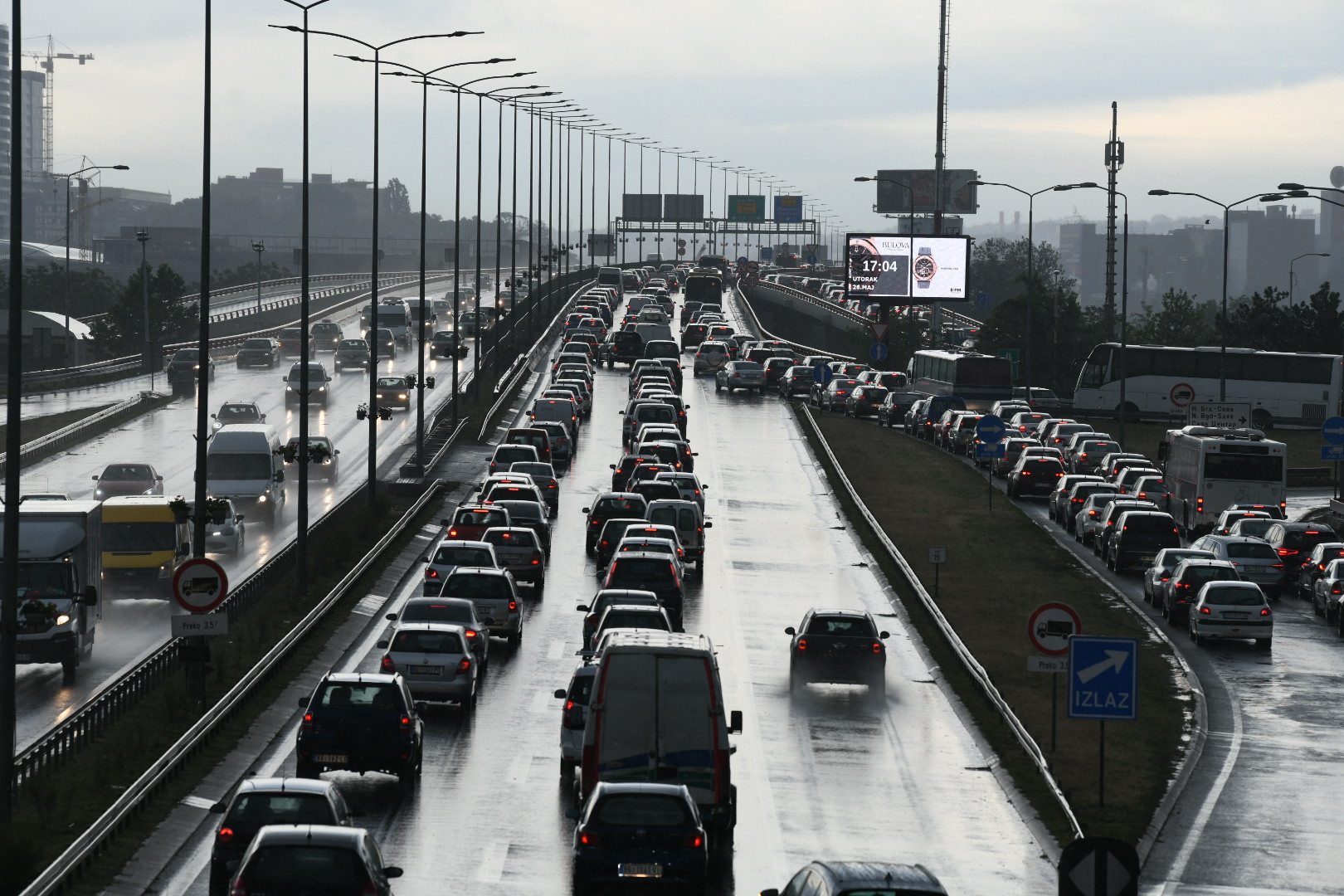 Beograd 26.05.2020. Kiša, loše vreme, nevreme, autoput, zastoj, gužva, automobili, Gazela Foto: Vesna Lalić/Nova.rs