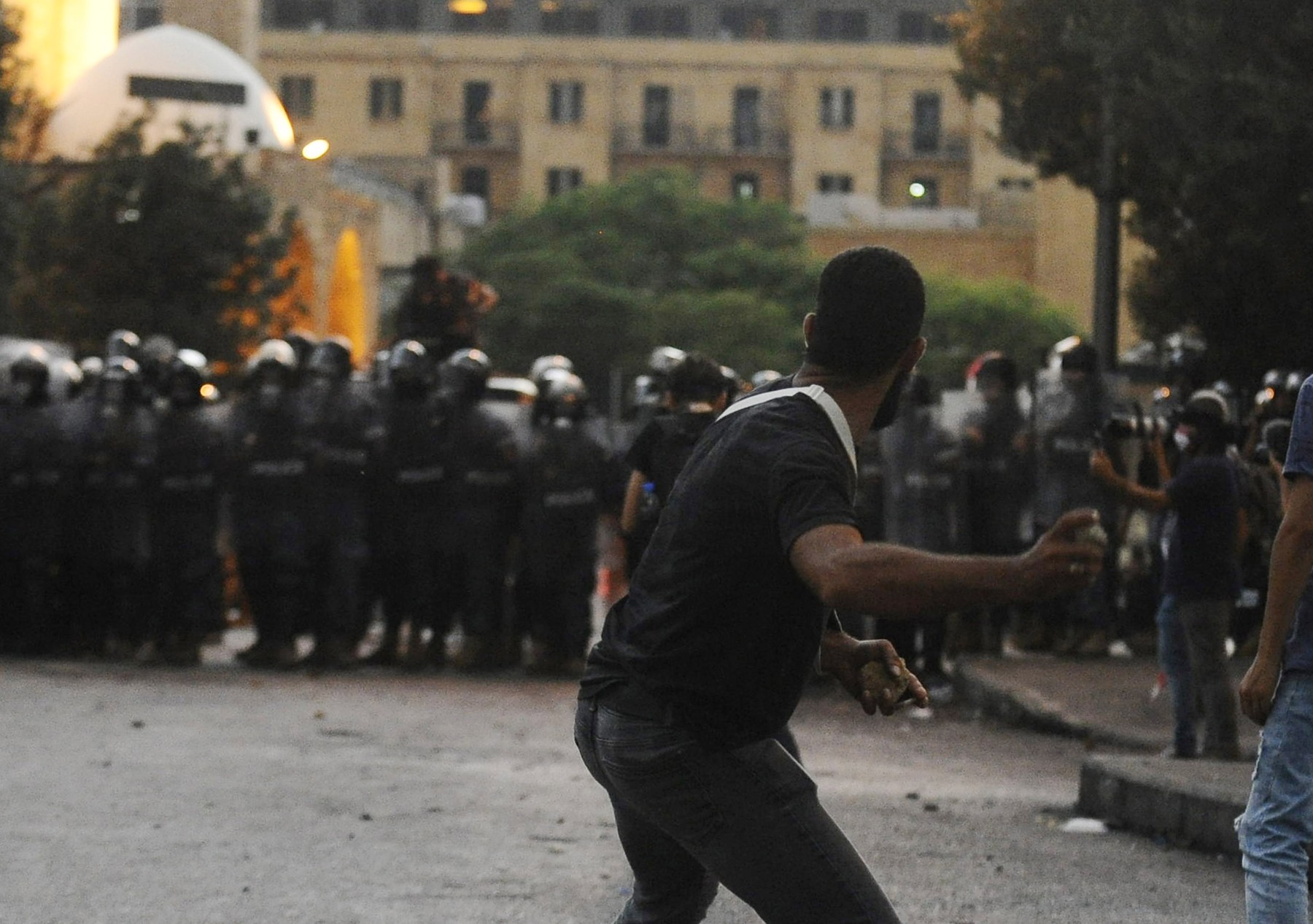 Lebanese Protesters Clash With Security Forces in Beirut