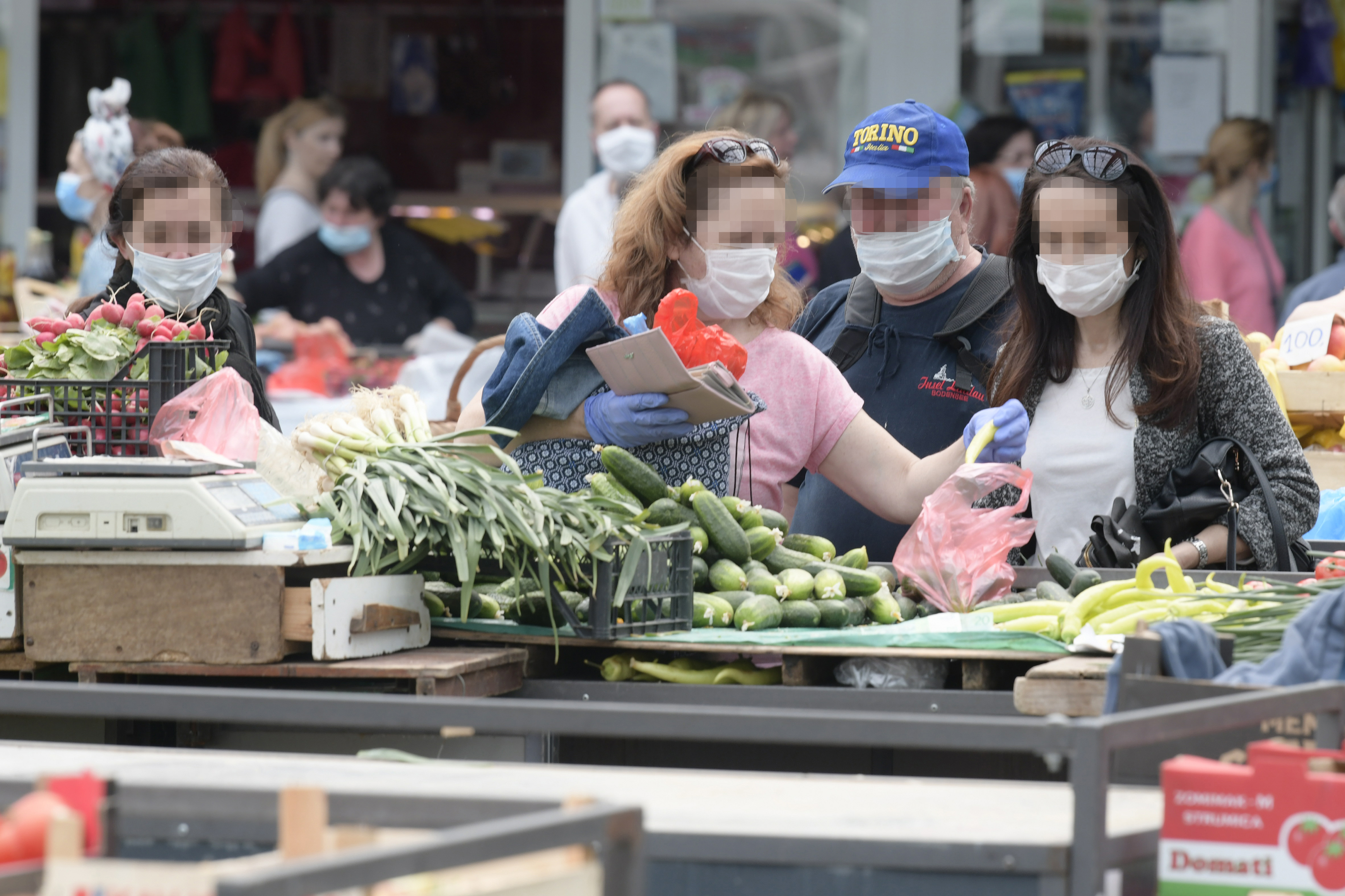 Beograd 24.04.2020. Pijaca, zelena pijaca, tezga, tezge, voće, povrće, kupovina, zaštitna maska, rukavice, koronavirus, vanredno stanje Foto: Goran Srdanov/Nova.rs