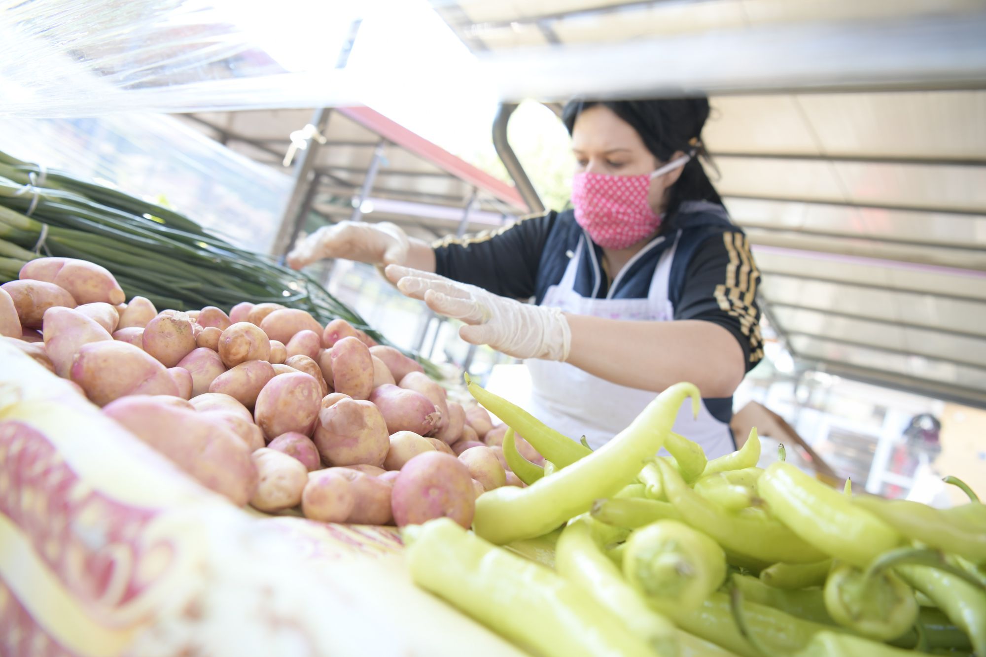 Beograd 22.04.2020. Zemun, pijaca, koronavirus, tezge Foto: Goran Srdanov/Nova.rs