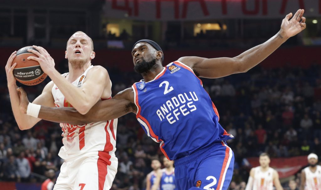 epa08182850 Red Star's Dejan Davidovac (L) in action against Anadolu Efes' Chris Singleton (R) during the Euroleague basketball match between Red Star and Anadolu Efes in Belgrade, Serbia, 31 January 2020.  EPA-EFE/ANDREJ CUKIC