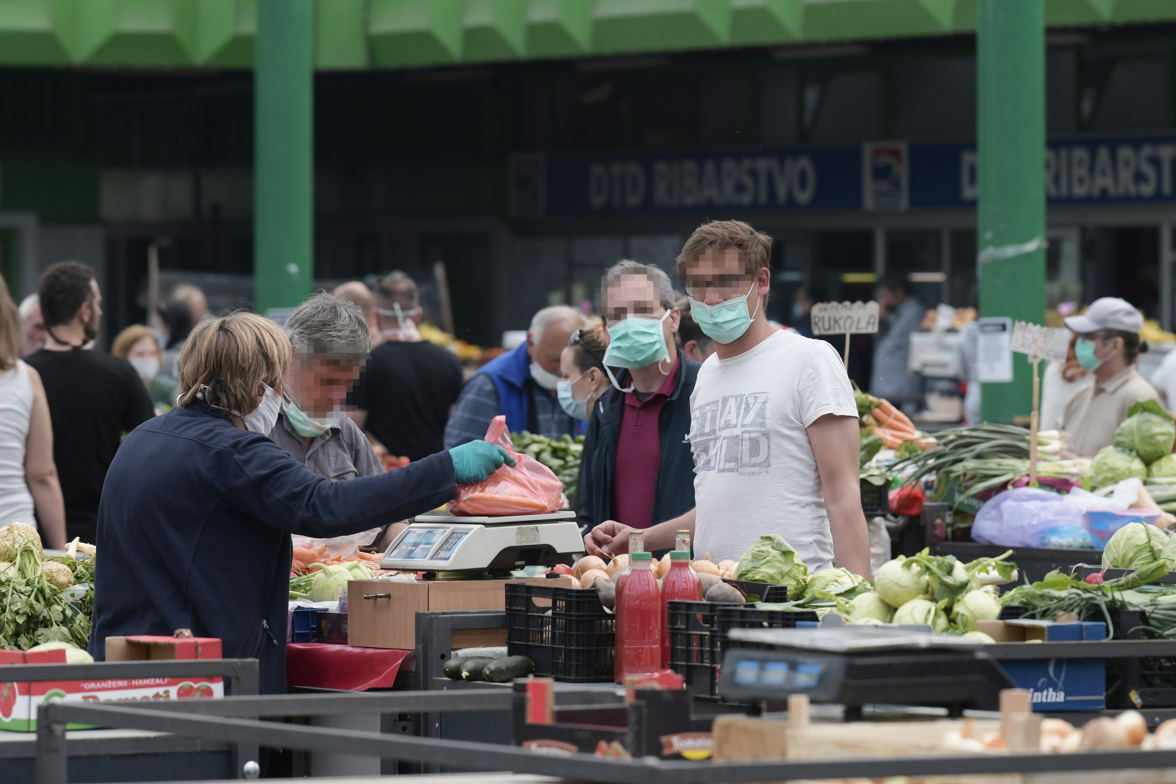 Beograd 24.04.2020. Pijaca, zelena pijaca, tezga, tezge, voće, povrće, kupovina, zaštitna maska, rukavice, koronavirus, vanredno stanje Foto: Goran Srdanov/Nova.rs
