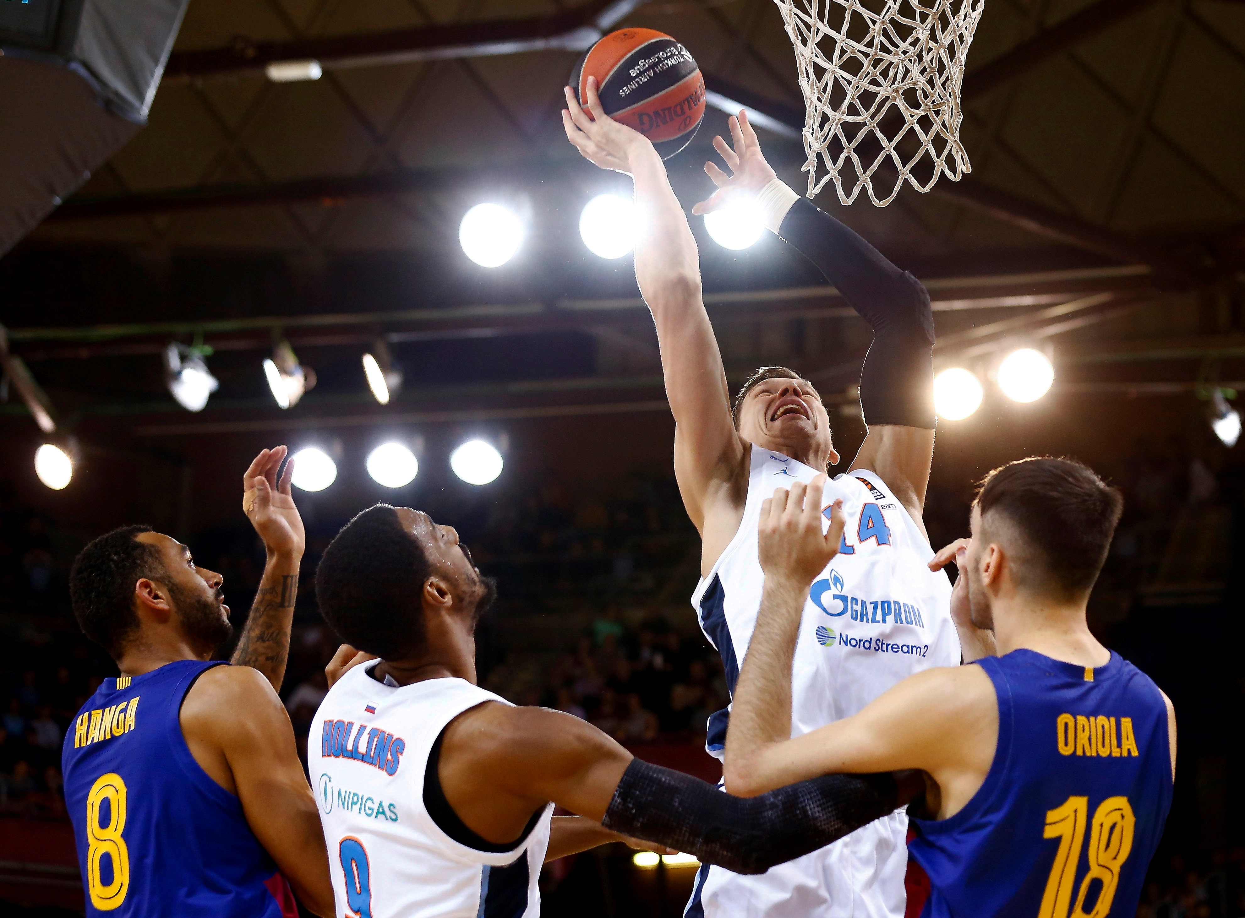 epa08180145 Zenit St Petersburg forward Anton Puskov (2-R) in action during the Euroleague game between FC Barcelona Lassa and Zenith St Petersburg at Palau Blaugrana pavilion in Barcelona, Catalonia, Spain, 30 January 2020.  EPA-EFE/Enric Fontcuberta